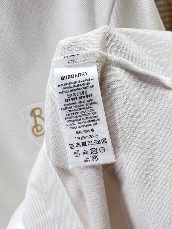 Burberry 巴宝莉经典盾牌B标刺绣章仔短袖翻领T恤Polo衫，甄选棉质珠地网眼布面料打造，胸前饰有