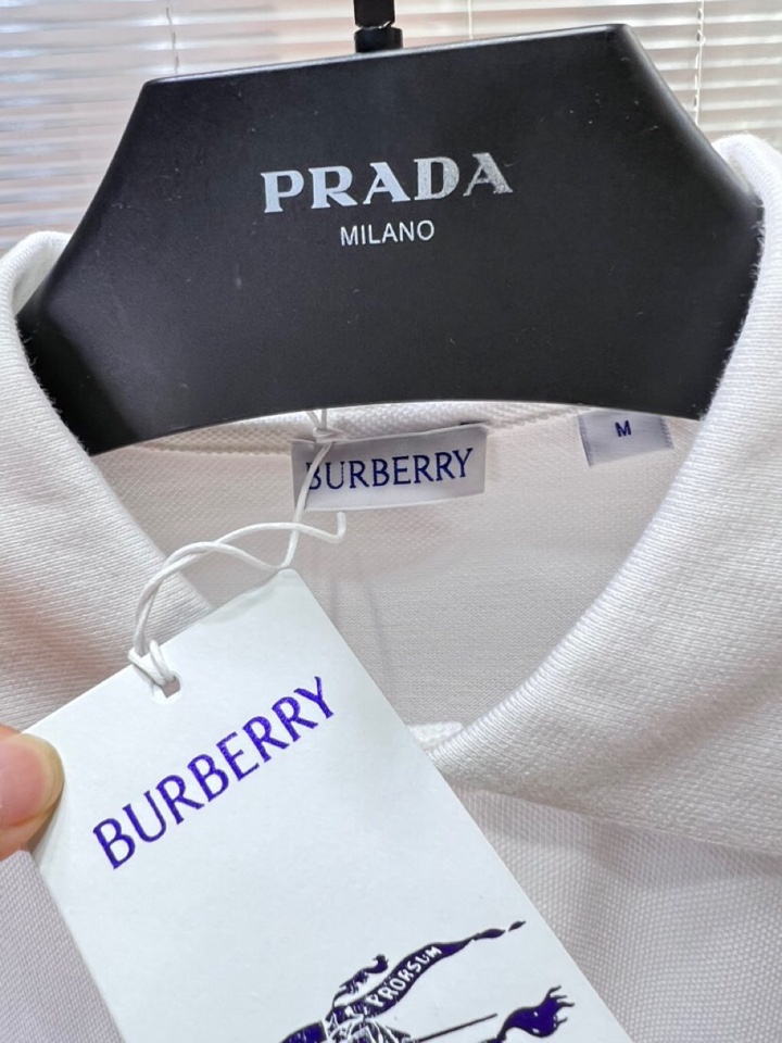 Burberry 巴宝莉经典盾牌B标刺绣章仔短袖翻领T恤Polo衫，甄选棉质珠地网眼布面料打造，胸前饰有