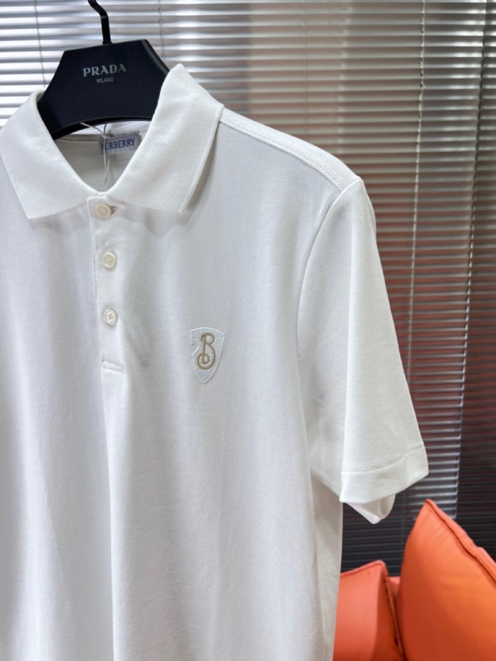 Burberry 巴宝莉经典盾牌B标刺绣章仔短袖翻领T恤Polo衫，甄选棉质珠地网眼布面料打造，胸前饰有