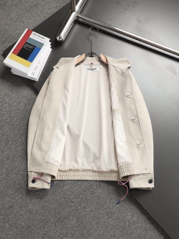 THOM BROWNE 汤姆布朗 TB秋季翻领夹克外套！今年的新品，男士超软面料帅酷爆款 外套。时尚都市
