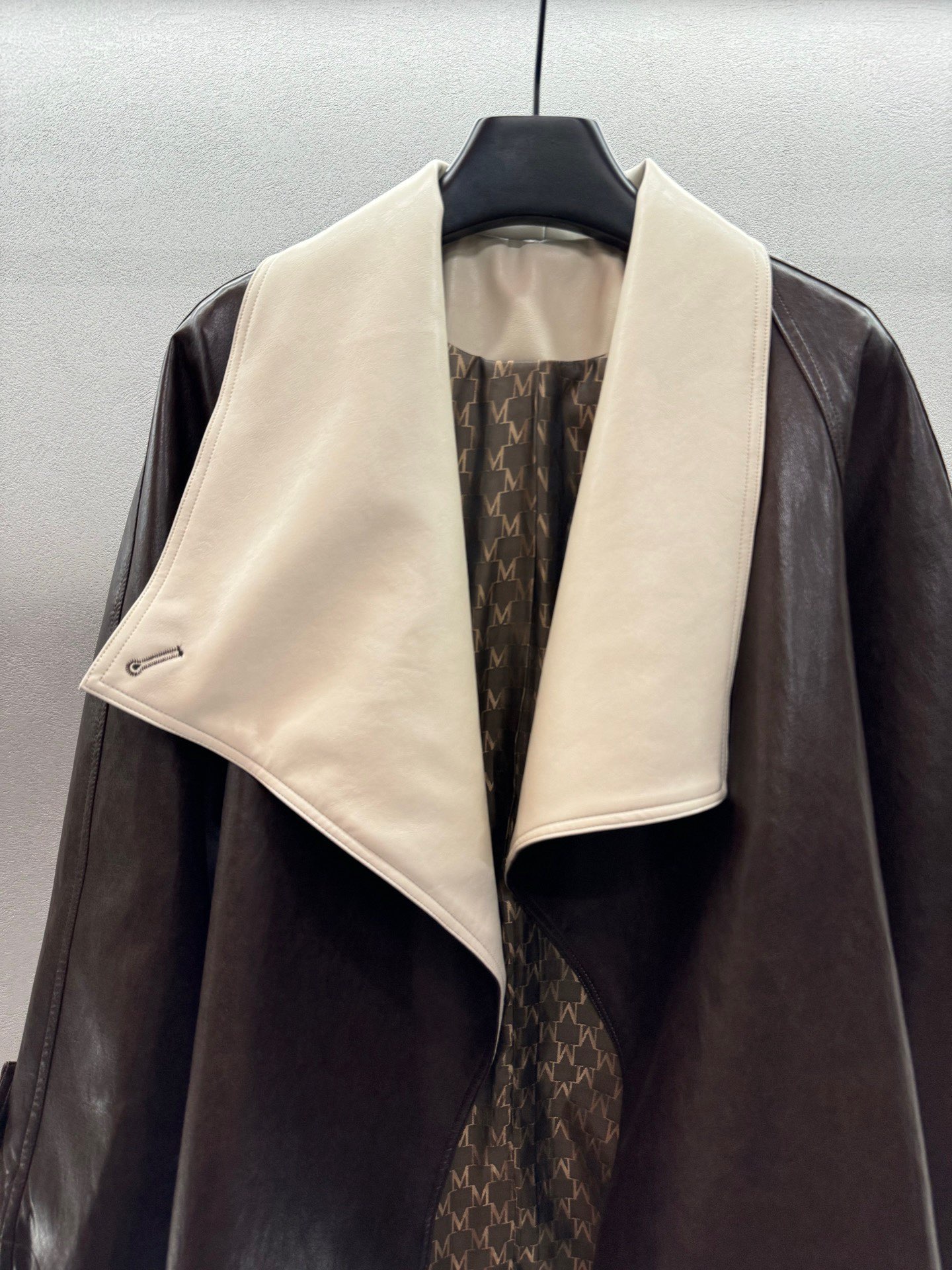 ￼ ❄️2025 Autumn and Winter❄️！老钱风蛋白皮外套，美拉德色系可翻领可立领，老钱