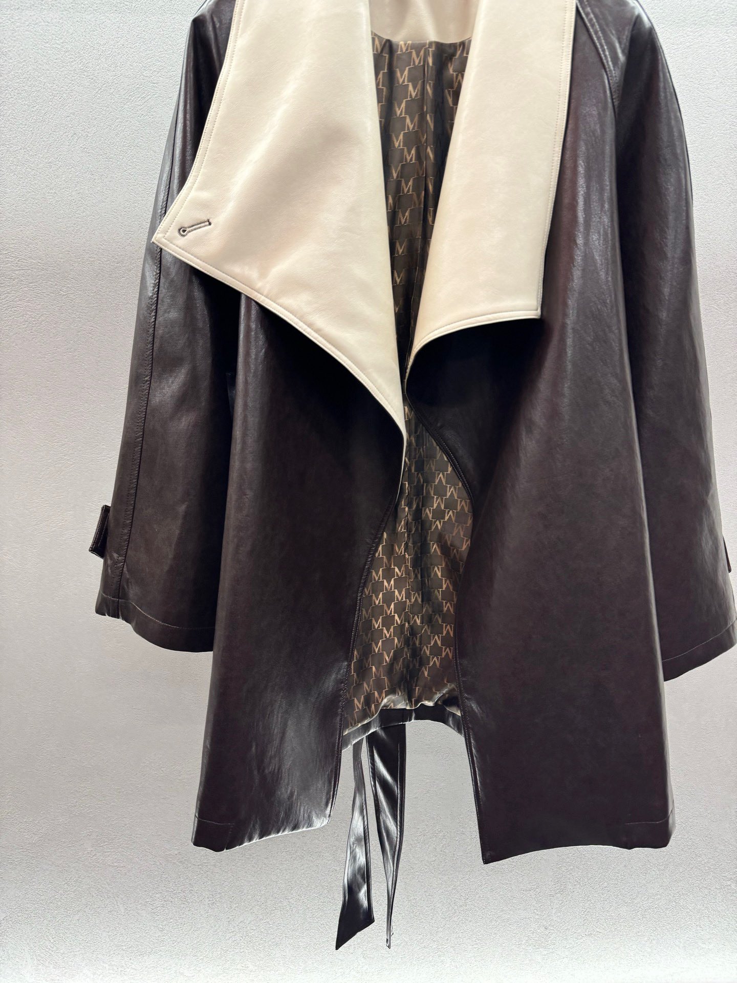 ￼ ❄️2025 Autumn and Winter❄️！老钱风蛋白皮外套，美拉德色系可翻领可立领，老钱