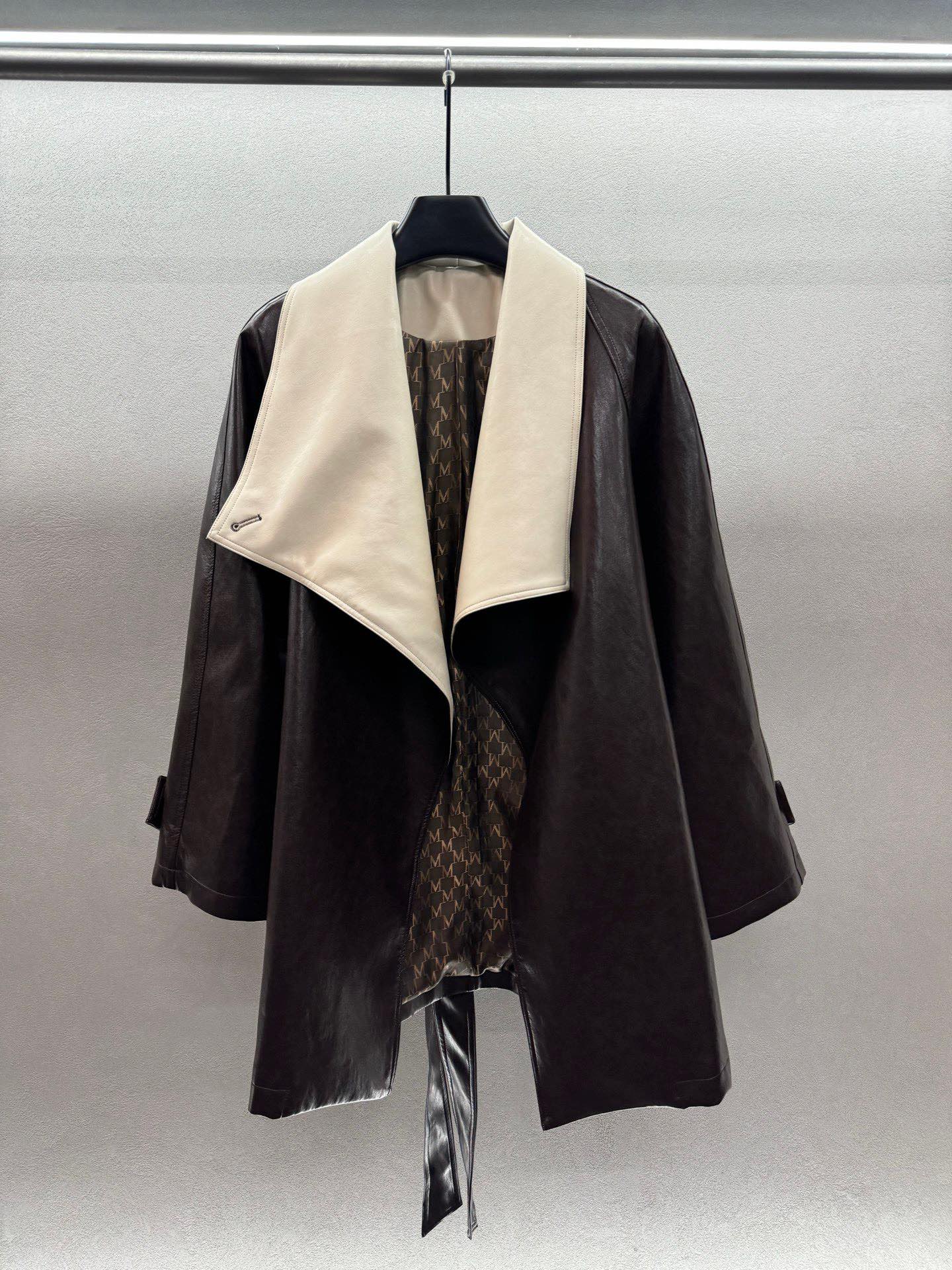 ￼ ❄️2025 Autumn and Winter❄️！老钱风蛋白皮外套，美拉德色系可翻领可立领，老钱