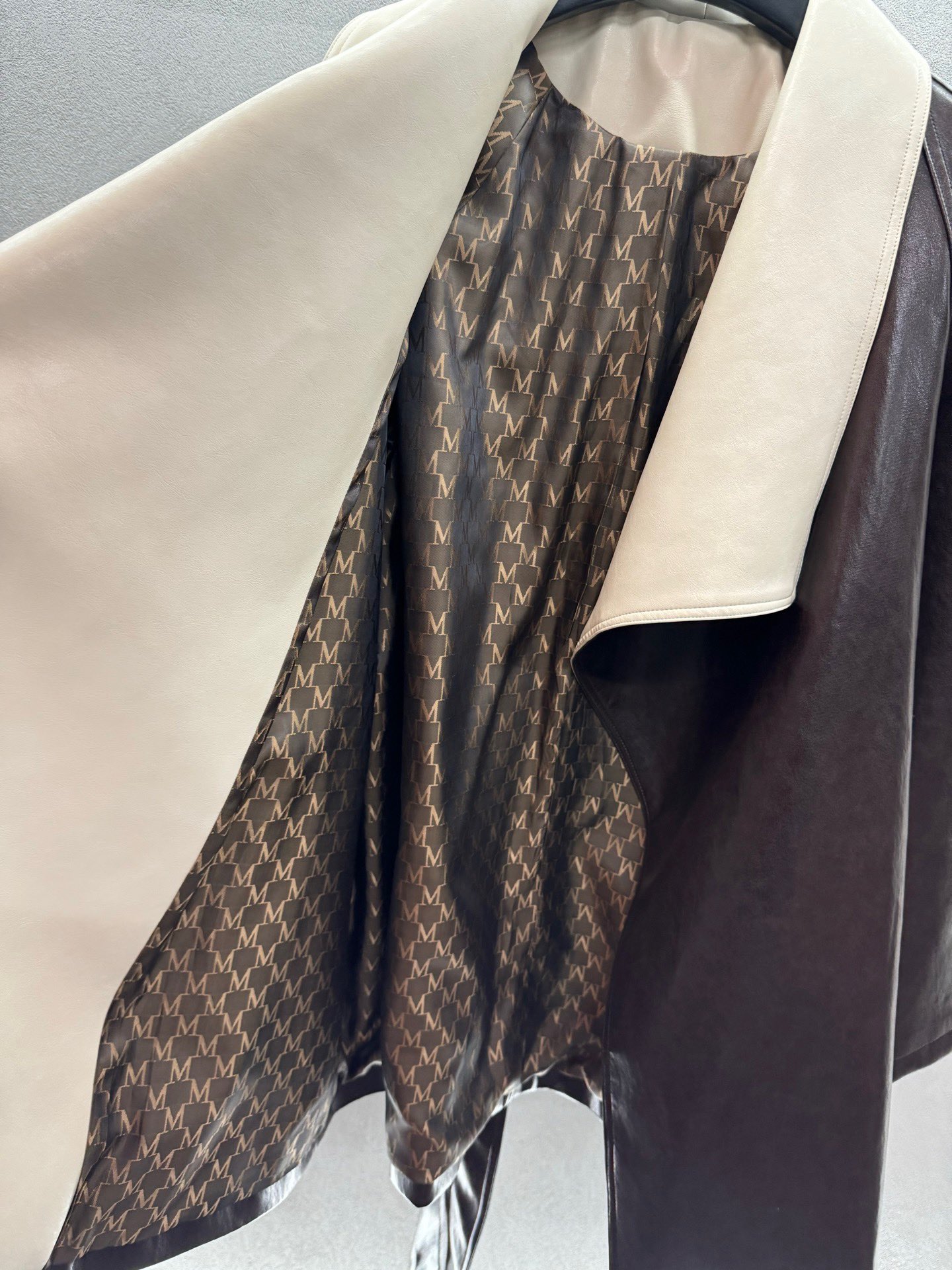 ￼ ❄️2025 Autumn and Winter❄️！老钱风蛋白皮外套，美拉德色系可翻领可立领，老钱