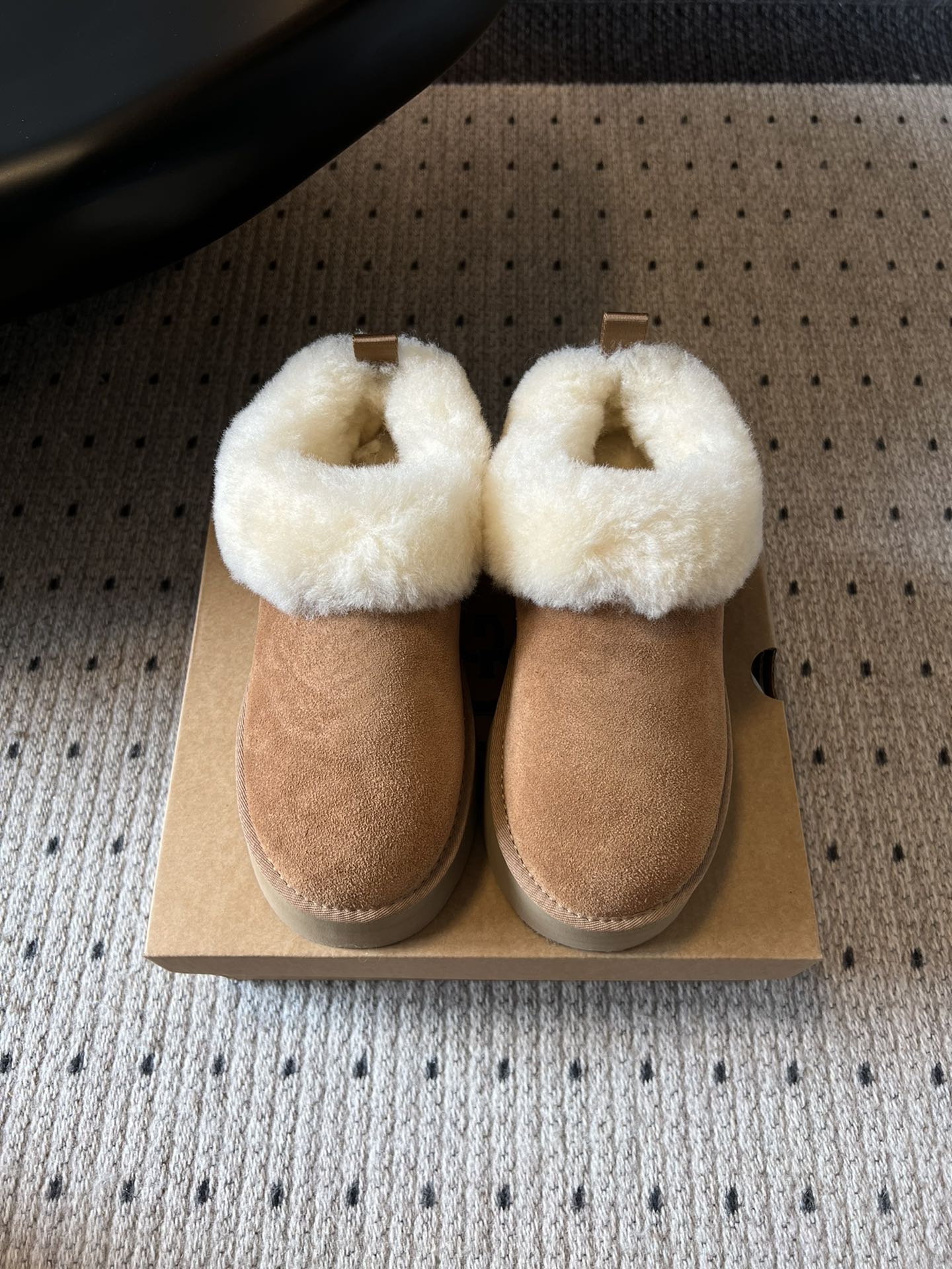 NO:536353,Top version UGG autumn round toe thick sole fuzzy shoes The fuzzy shoes are soft and comfortable to fit the ankles and thick sole design makes them look taller and longer. This UGG lazy fur shoes are cute in round toe shape. Usually with pants and skirts, the most important thing is 'lazy friendly'. You can go out with just one foot and walk steadily. Plush thick and soft, soft and comfortable on the feet. Paired with a pair of ordinary socks, they all look very good and full of atmosphere. The real thing looks as good as the picture. The maroon suede material is very textured, the fur is soft and thick, and it is soft and comfortable to wear. Upper ox wool inner wool, large sole EVA foam sole size 35-40, snow boots, boots, skirts, chamois leather, socks19860909顶级版本 UGG秋季圆头厚底茸茸毛鞋 茸茸的鞋领软乎乎的,贴脚脖子舒服厚底设计穿上显高显腿长,这款UGG懒人毛毛鞋圆头造型很可爱,平时配裤子,裙子都可以最关键是“懒人友好’,一脚蹬就能出门,走路也稳. 毛绒厚实柔软,上脚软糯舒服,搭配一双普通的袜子,都很好看,氛围感拉满.实物和图片一样好看,栗色的麂皮材质很有质感,毛毛又软又厚实,穿着柔软又舒服. 鞋面牛反绒 内里羊毛 大底EVA发泡底 size35-40码,雪地靴,boots,skirts,chamois leather,socks,Women's Shoes