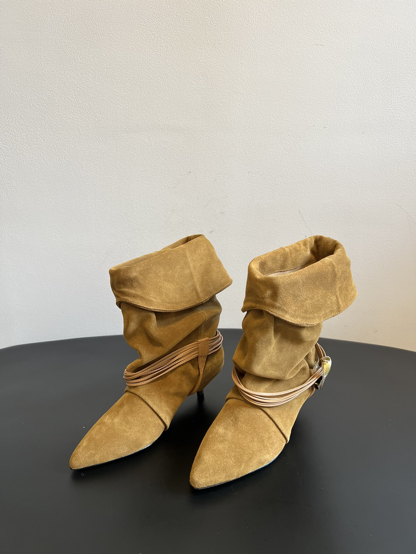 NO:545857,Top quality ISABEL MARAN* 25ss suede kitten heel stack boots are made of suede material, showing a warm and soft texture, with a retro atmosphere. The shoe shaft can be folded to add a casual style; the shoe body is equipped with multiple circles of brown straps, decorated with metal rings, to enhance the sense of design and sophistication; the pointed toe design, combined with a stiletto heel, not only modifies the foot shape, but also adds a feminine elegance, and the stiletto heel design is easier to control than high heels.  Pair it with a mid-length skirt with retro patterns to create a retro French style, suitable for daily outings or dates, showing a romantic retro sentiment. Pair it with black tights or jeans, and choose a white sweater or simple shirt for the top to highlight the design of the shoes and create a simple yet fashionable daily look. Cowhide upper, leather lining, genuine leather outsole   SIZE35-40 (40 customized, non-returnable), boots, boots, skirts, jeans, sweaters, shirts, cowhide, chamois leather, Leather soles19860909顶级品质 ISABEL MARAN* 25ss 麂皮小猫跟堆堆靴 采用绒面材质,呈现出温暖柔和的质感,自带复古氛围.鞋筒可翻折,增添随性风格；鞋身配有多圈棕色绑带,搭配金属圆环装饰,提升设计感与精致度；采用尖头设计,结合细跟,在修饰脚型的同时,增添女性优雅气质,且细跟设计相比高跟更易驾驭. 搭配带有复古花纹的中长裙,打造复古法式风格,适合日常出街或约会,尽显浪漫复古情调. 搭配黑色紧身裤或牛仔裤,上衣选择白色毛衣或简约衬衫,突出鞋子的设计感,打造简约又不失时尚的日常造型. 鞋面牛皮 内里牛皮 大底真皮大底 SIZE35-40（40定制不退换）,靴子,boots,skirts,jeans,sweaters,shirts,cowhide,chamois leather,Leather soles,Women's Shoes