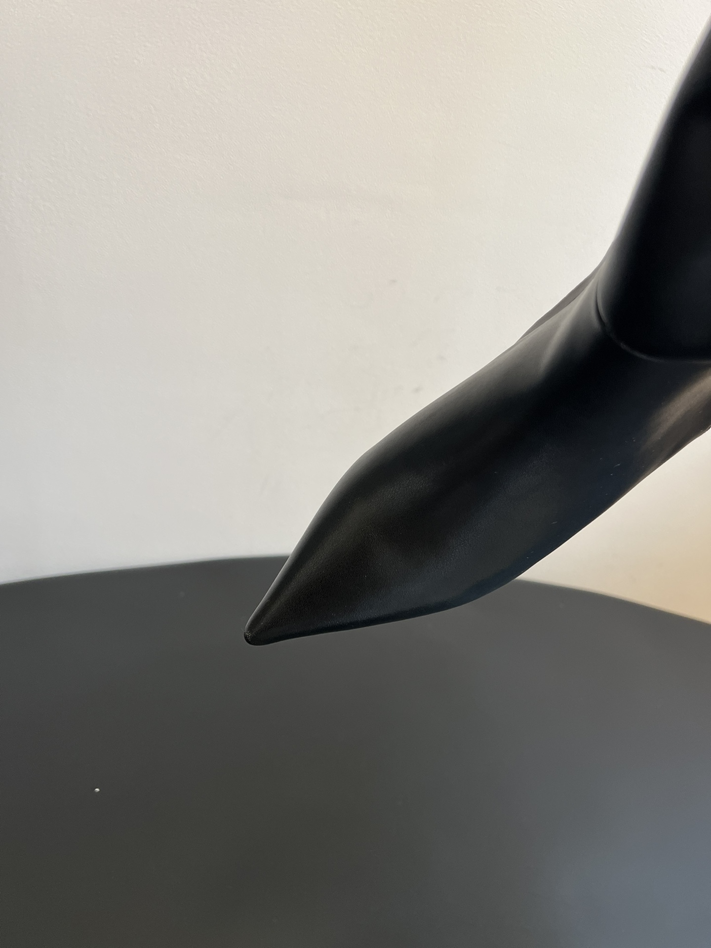 Totem* 25ss 尖头低跟长筒靴采用尖头造型，利落又具时尚感；中跟设计，兼顾舒适度与修饰腿型的效果