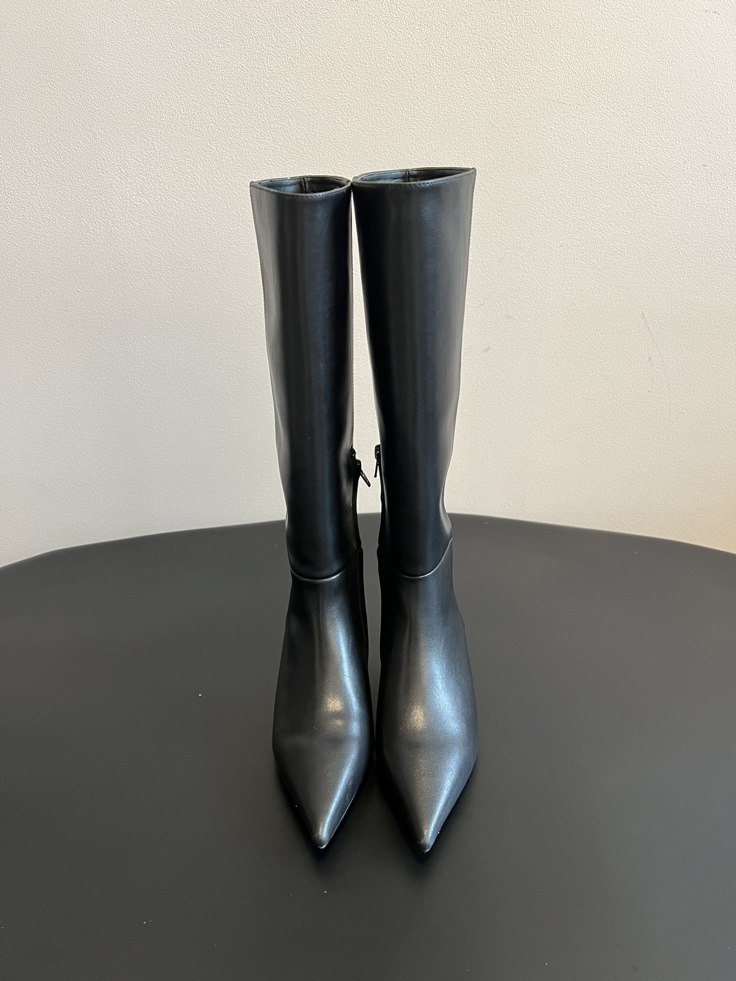 Totem* 25ss 尖头低跟长筒靴采用尖头造型，利落又具时尚感；中跟设计，兼顾舒适度与修饰腿型的效果