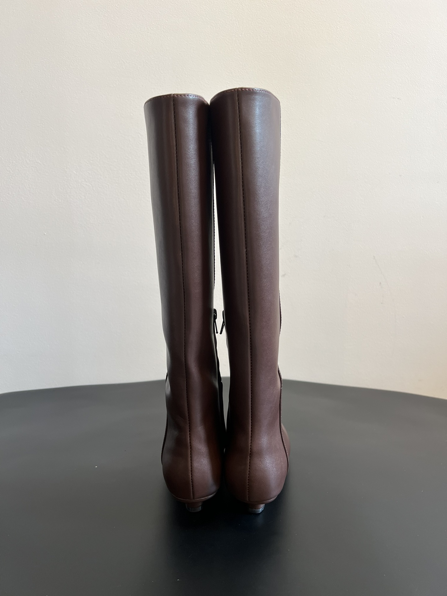 Totem* 25ss 尖头低跟长筒靴采用尖头造型，利落又具时尚感；中跟设计，兼顾舒适度与修饰腿型的效果