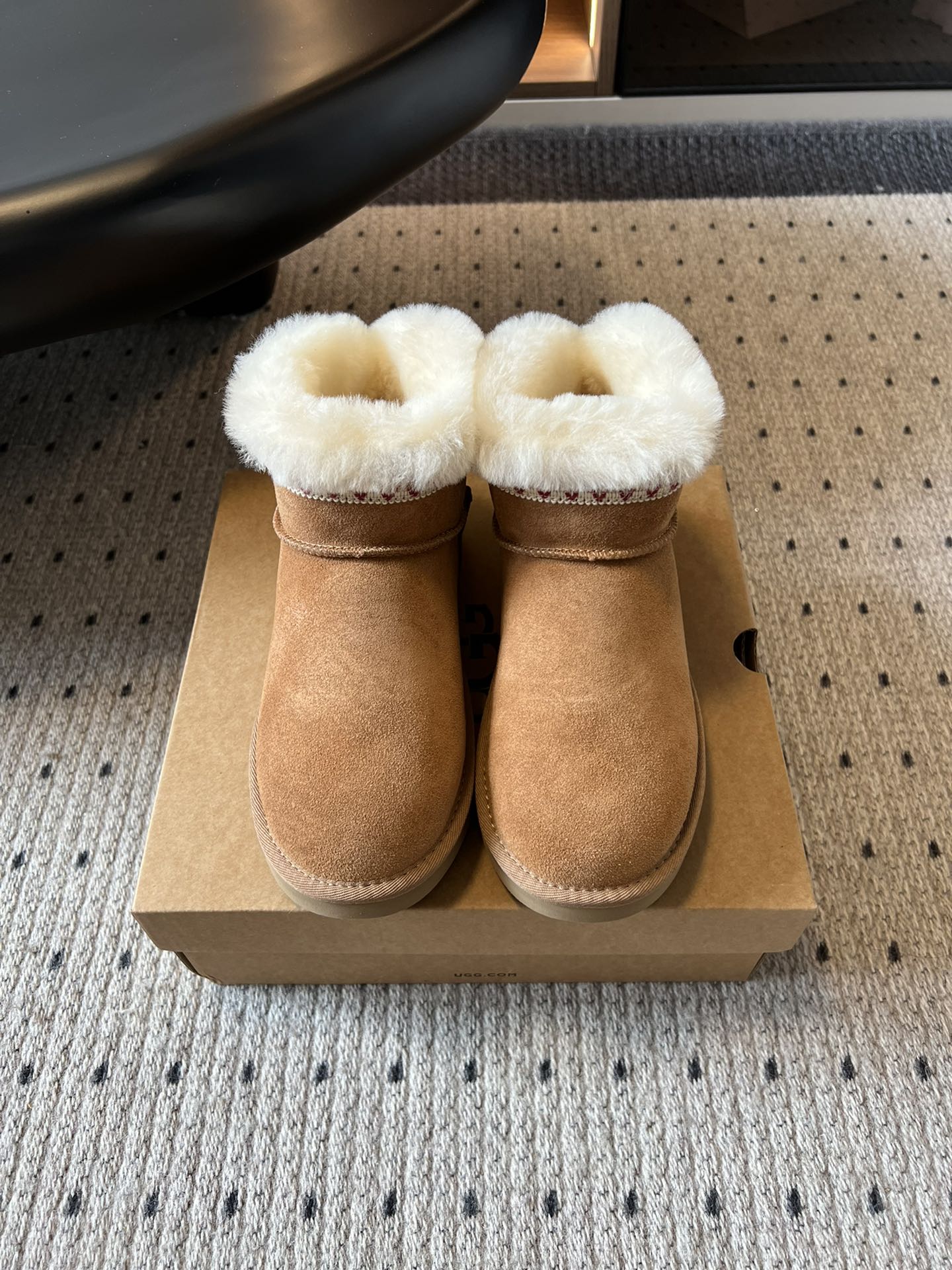 NO:536349,Top version UGG reverse velvet leather flat-soled warm plush snow boots are made of high-quality reverse velvet leather fabric and matched with wool material inside, which not only ensures texture but also provides good warmth in winter. Short style, simple and elegant, the plush design at the mouth of the shoe not only enhances warmth, but also increases fashion sense. The overall style is versatile and recognizable. It can be matched with jeans, whether it is straight jeans or tight jeans, and then paired with a loose sweatshirt or sweater to create a casual and comfortable daily style. Paired with leggings of the same color or basic color and long down jacket, the overall shape is simple and elegant, suitable for daily travel. Upper ox back velvet inner wool, outsole EVA foam bottom  size35-40, snow boots, boots, hoodie, sweatshirts, jeans, sweats, down jacket19860909顶级版本 UGG反绒皮平底保暖毛绒雪地短靴 采用优质反绒皮面料,搭配内里的羊毛材质,既保证了质感,又能在冬季提供良好的保暖性.短筒款式,简约大方,鞋口的毛绒设计不仅提升了保暖性,还增加了时尚感,整体风格百搭且具有辨识度. 可搭配牛仔裤,无论是直筒牛仔裤还是紧身牛仔裤都很合适,再搭配一件宽松的卫衣或毛衣,打造随性舒适的日常造型.搭配同色系或基础色的打底裤与长款羽绒服,整体造型简约大方,适合日常出行. 鞋面牛反绒 内里羊毛 大底EVA发泡底 size35-40,雪地靴,boots,hoodie,sweatshirts,jeans,sweaters,down jacket,Women's Shoes