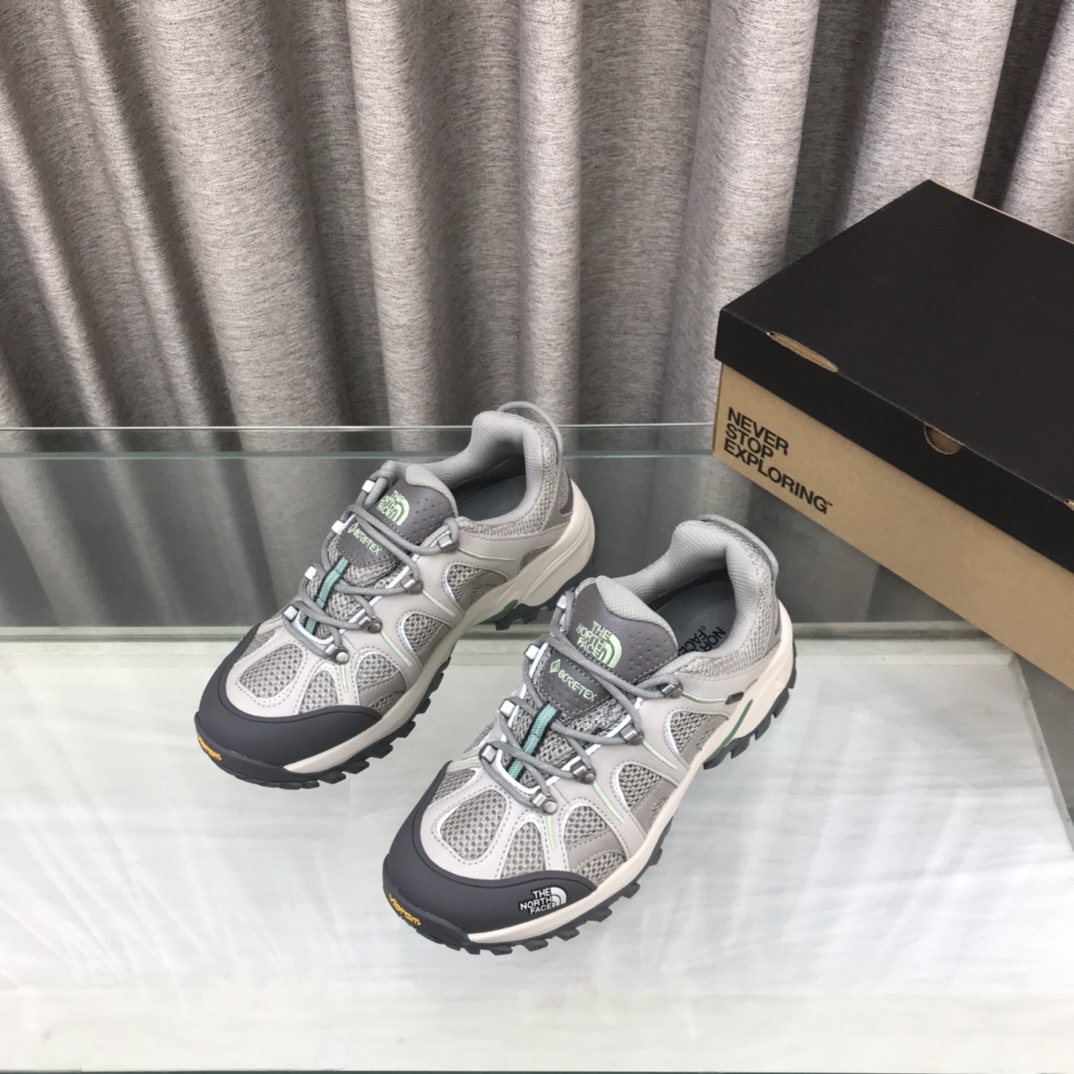 NO:534518,The North Face (North) Lesfez outdoor sports and leisure hiking shoes off-road hiking shoes High-quality Couple model The fabric is imported matte cowhide leather The sole is Vibram gold outsole The rubber specially designed for the sole has excellent wear resistance Good slip resistance may be loved by many outdoor sports enthusiasts Professional outdoor mountaineering brand The North Face (North) was founded in 1966 and was founded in San Francisco, West, and was continuously developed through research and development and innovation, and combined the most advanced technology with shoe design to produce a variety of outdoor sports equipment with handsome appearance and strong professional capabilities. Size36-45, Dad Shoes, The North Face, cowhide, gold19860909The North Face（北面） 乐斯菲斯户外运动休闲登山鞋越野徒步鞋 高版本品质 情侣款 面料采用进口磨砂牛皮 鞋底采用Vibram黄金大底 专门为鞋底设计的橡胶以出色的耐磨性 良好的防滑性或得不少户外运动爱好者的喜欢 专业户外登山品牌 The North Face（北面）自1966年创立,由两位热爱登山徒步的年轻登山者于美西旧金山开创,不断透过研发与创新,并且将最先进的技术结合在与鞋款设计,生产多种外型帅气且专业能力非常强的户外运动装备而备受欢迎 Size36-45,老爹鞋,The North Face,cowhide,gold,Women's Shoes