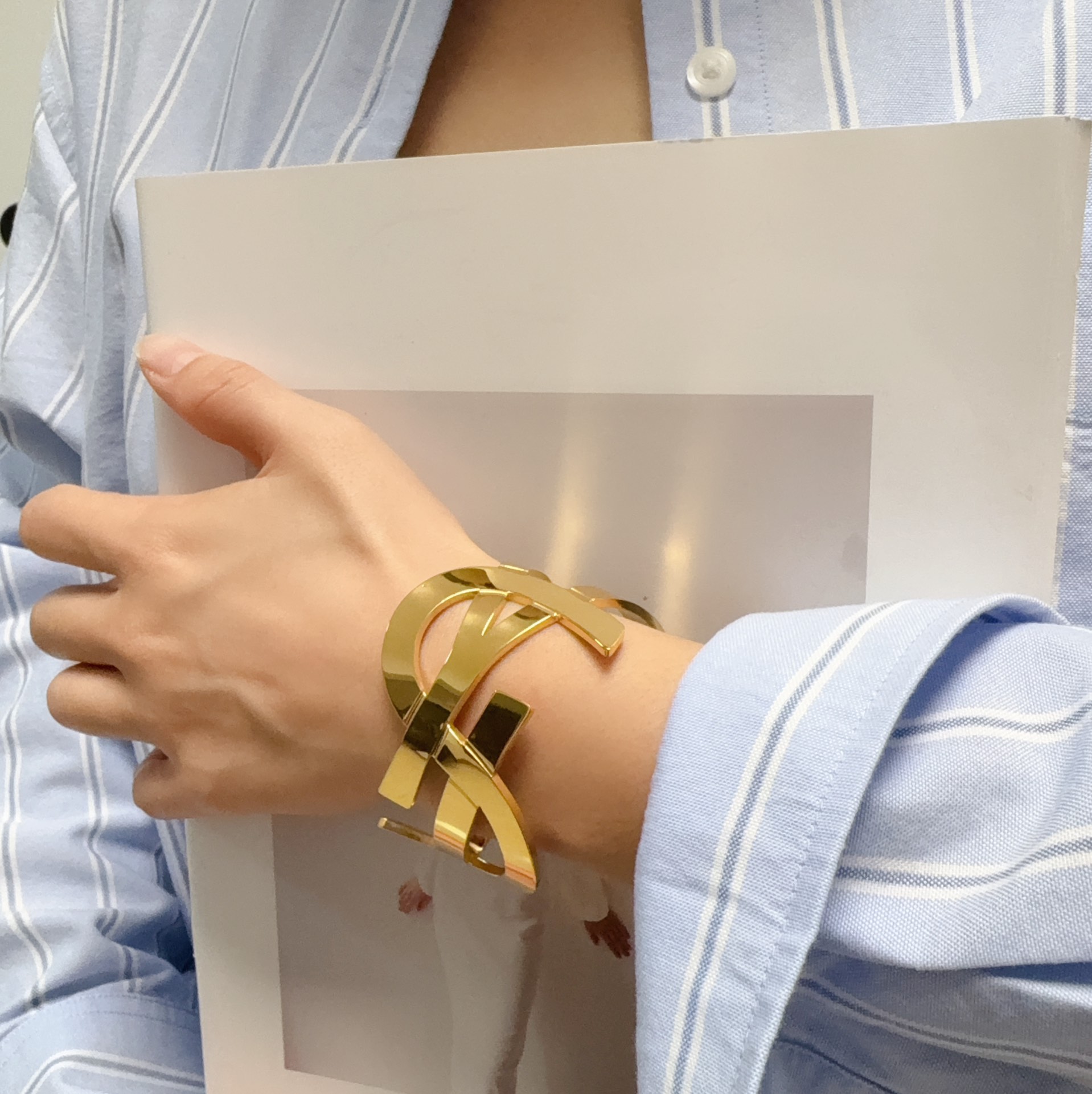 NO:515946,New YSL Saint Laurent engraved hollow design letter wide version bracelet 18K stainless steel color-retaining original material Yves Saint Laurent founded in 1961 Elegant abstract bold and chic design style makes it one of the famous brands in the luxury fashion industry. Leading the exquisite, fashionable and novel French fashion style. High quality, high-quality jewelry, saint laurent, saint laurent, saint laurent, saint laurent, saint laurent, bracelet19860909新款YSL 圣罗兰雕刻镂空设计字母宽版手镯18Ｋ精钢保色原装材质 Yves Saint Laurent 创立于1961年 优雅抽象大胆别致的设计风格使它成为奢华时尚界著名的品牌之一.引领精致、时尚、新颖的法国时尚风格.高品质,饰品精品,saint laurent,saint laurent,saint laurent,bracelet,Jewelry