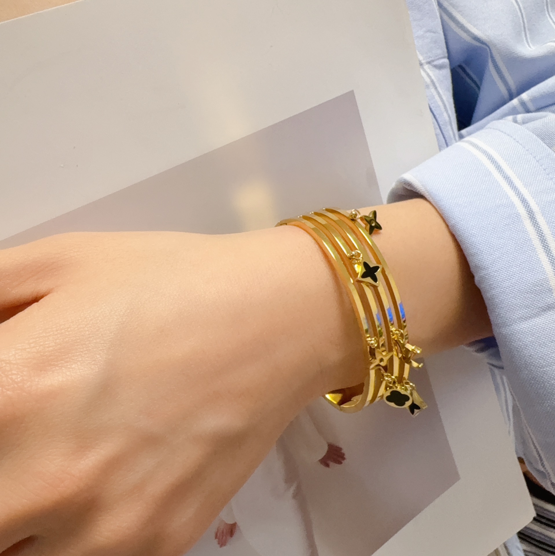 NO:515951,New product, original single product, LV letter multi-accessories hollow engraving bracelet Louis Vuitton, Louis Vuitton, counter consistent material, hot products shipped, unique design, retro avant-garde. The bracelet 14K seiko color protection version has been loved by MM since its launch. Every color has its unique brilliance!  The effect is very good!  The smallest one!  More durable than ordinary models, beautiful skin tone, fine jewelry, louis vuitton, louis vuitton, louis vuitton, bracelet19860909新品 原单货 LV字母多配件镂空雕刻手镯Louis Vuitton 路易威登 专柜一致材质 火爆款出货 设计独特 复古前卫.手镯14K精工保色版 从上市以来一直深受MM喜爱每一种颜色都有它独一无二的光彩！上手效果非常好看！最细小的一款！比普通款更耐看显肤色白皙,饰品精品,louis vuitton,louis vuitton,louis vuitton,bracelet,Jewelry