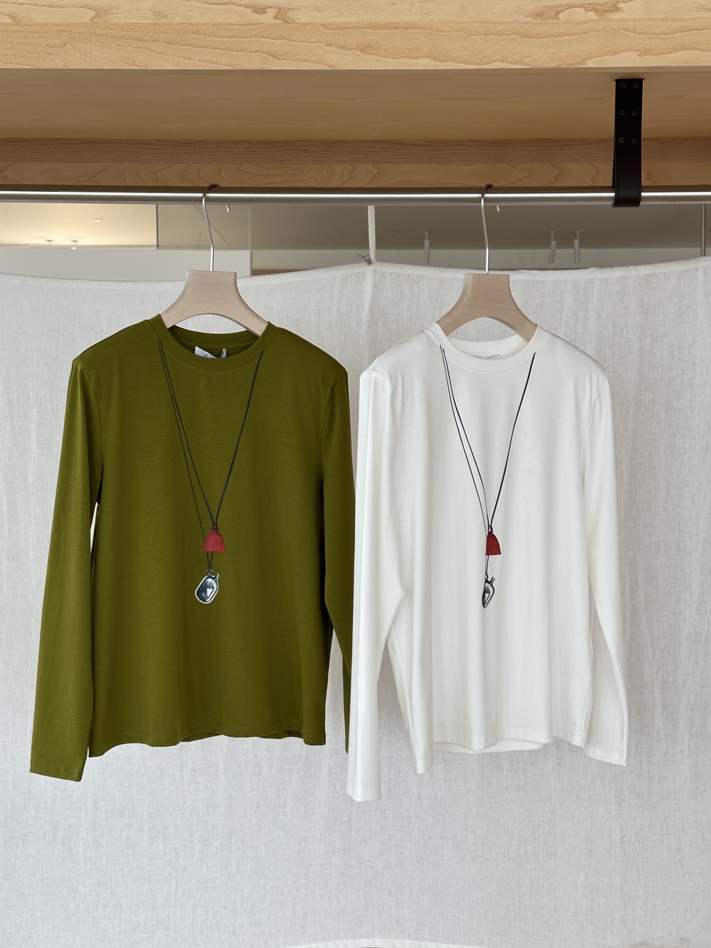 NO:517384,YS ｜ NEW ARRIVALS Casual tee with very thin small shoulder pads. The inner wear is very beautiful in single wear. SML,,alexander wang19860909YS ｜ NEW ARRIVALS 有很薄小垫肩的休闲tee 内搭单穿版型颜色都很漂亮  SML,,alexander wang,Women's clothing