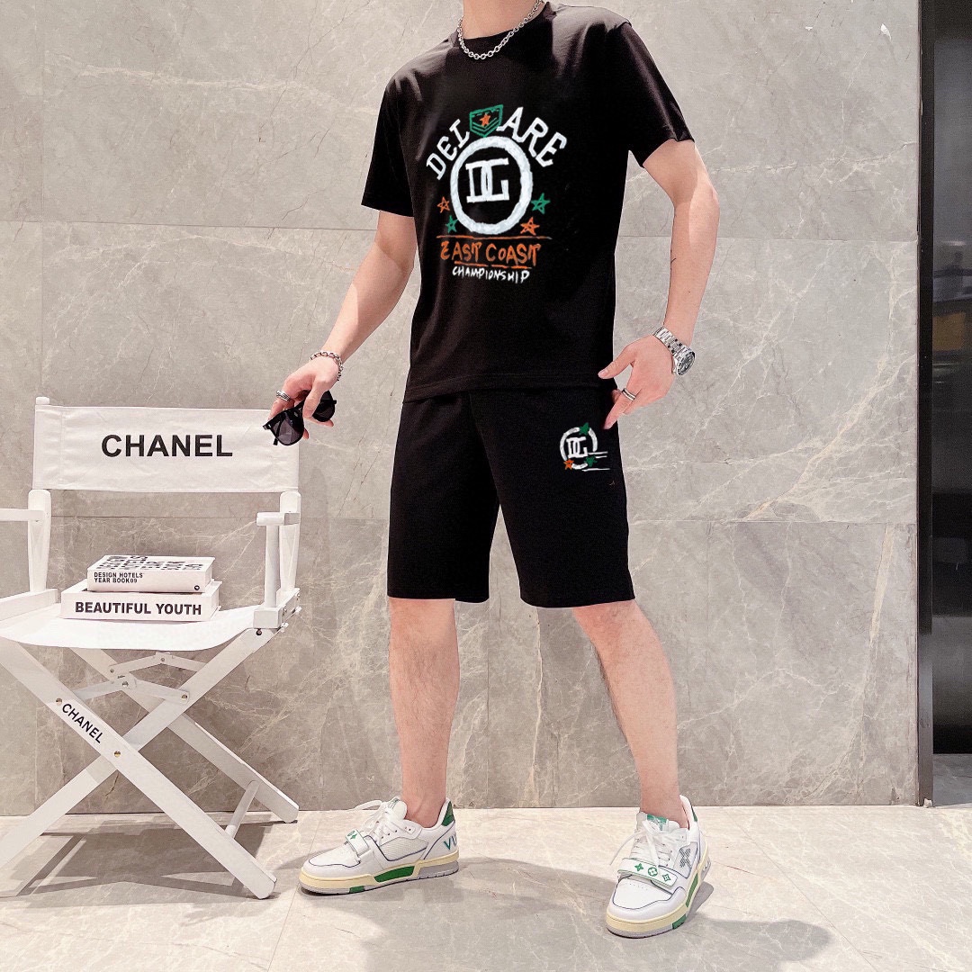 Chanel 品牌【CHANEL香奈儿】 2025新款男士短袖短裤套装 销售 市面高端版本 手感细腻柔软 让你穿着更加舒适 立体裁剪版型超赞 尺码:M-5XL下单请报身高体重