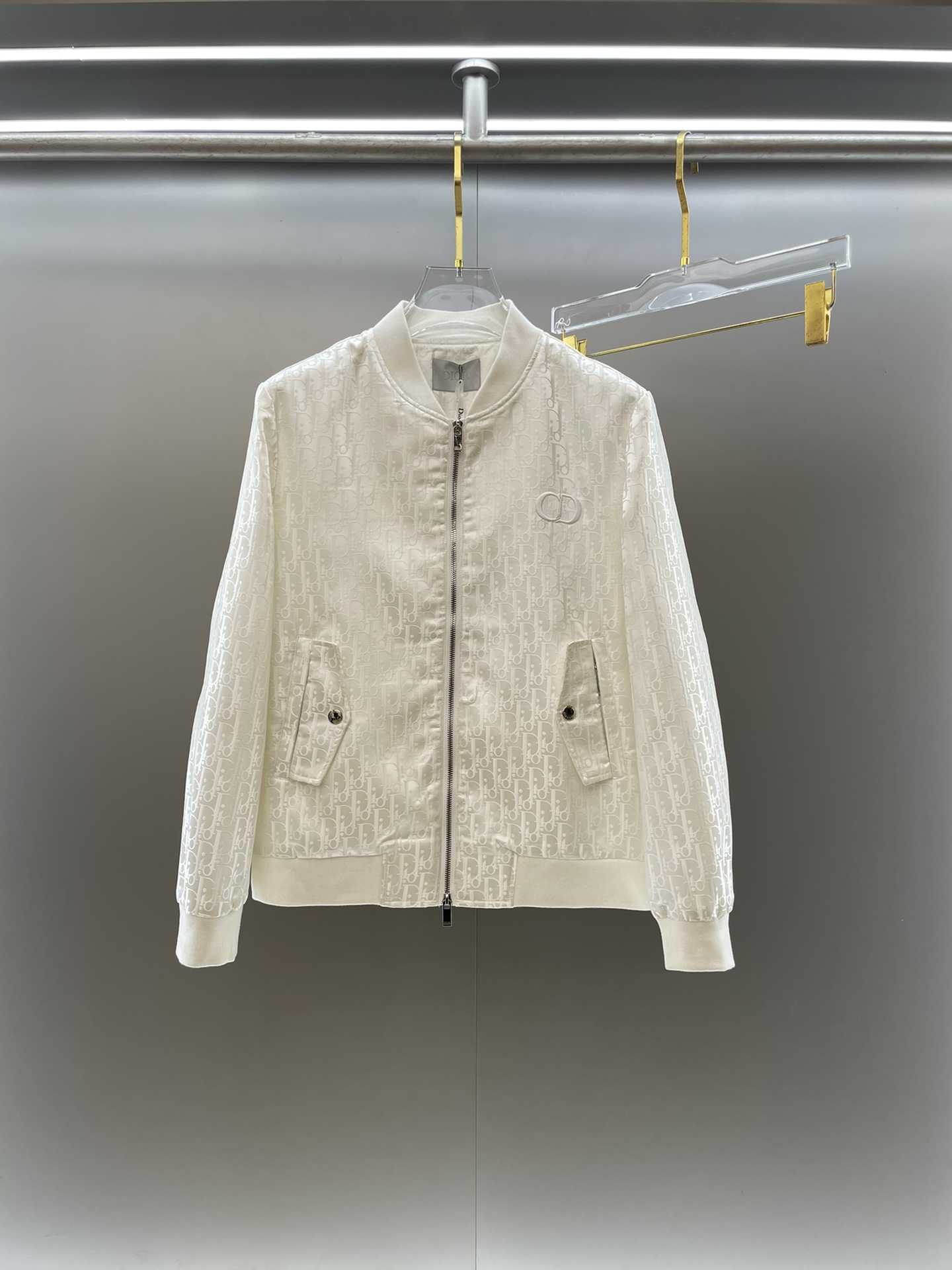 NO:952522,CD early autumn men's high-end fashion jacket, featured in the official counter, Hong Kong channel, a must-have outdoor item, sold exclusively. On the basis of minimalism, extraordinary creativity is born, and ingenious design techniques are used to innovate like no other. The front panel is designed with torn seams and spliced with contrasting fabric to form a strong contrast, with a unique design effect. The brand LOGO is printed on the chest, which is simple and elegant, highlighting the brand's status.  The sleeves are equipped with the brand's exclusive stamp design, which echoes the print on the chest, making it both sporty and fashionable!  It is highly recognizable, shows the vibrant colors of the city, and is highly fashionable and wearable!  The fabric is made from fabrics customized by Japan's Toray (a top fabric manufacturer for luxury garments). It has waterproof and windproof properties, and is both comfortable and breathable. The upper body is light and unburdened. It has a hooded design and the overall details have a strong sense of quality. All accessories are supplied by customers. All accessories are engraved with the brand's LOGO. It is very luxurious and high-end!  The details are full of craftsmanship, the accessories are all provided by customers, and the workmanship is extremely rigorous and elegant. The overall outline structure continues the basic shape of the M family, expressing the simple and elegant characteristics in place. The upper body is full of shape, and it can easily control various body shapes. xd The outfit meets the needs of the transitional season!  Size:48-56!  !  ,,jackets & coats,jackets & coats,hats,19860909CD 早秋男士高端时装款夹克外套,官方专柜主推展示,香港洋行渠道,户外必选单品,独家出售. 在极简的基础上洐生出非凡的创意,用巧妙的设计手法进行别处一格的创新,前幅设计破缝拼接撞色布,形成强烈的对冲,设觉效果别具一格,胸前饰印有品牌LOGO,简单大气,彰显品牌身份地位. 袖子搭载品牌专属章仔设计,与前胸印花形成呼应,即运动又时尚！辨识度鲜明,尽显都市活力色彩,且塑造性和实穿性极高！ 面料选用日本东丽公司订制面料（一线奢侈品成衣御用面料商）具备防水防风特性,舒适性与透气性兼备,上身轻便且无负担感,连帽的设计,整体细节品质感超强,辅料全系客供,全客供辅料,都刻有品牌LOGO, 非常贵奢高级！ 细节之处尽显匠心工艺,辅料皆为客供,做工极为严谨考究,通体的轮廓构造延续了M家族基础形态,将简约大气的特征表现到位,上身型款十足,轻松驾驭各种身型,xd穿搭符合过渡季的需求！尺码:48-56！！,,jackets & coats,jackets & coats,hats,,Men's clothing