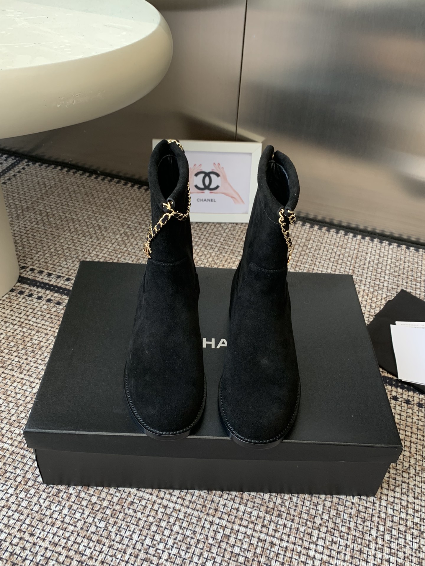 NO:512412,Chanel Chanel 25ss counter top chain knight boots, new autumn and winter style, Xiaohongshu strongly recommended style, fashionable essence, Chanel women love simple and irresistible series, gold hardware buckle, matching to show a unique style of dressing, inner foot pad water dye cowhide Italian leather sole Size: 35-41 (40.41. Custom made without return), boots, chanel, chanel, boots, cowhide, Leather soles19860909Chanel 香奈儿 25ss专柜顶级链条骑士靴 秋冬新款 小红书力推款,时髦精必备,香奈儿女士钟爱简约又难以抗拒系 金色五金扣,搭配展现与众不同的穿搭风格 内里垫脚水染牛皮 意大利真皮大底 码数:35-41（40.41.定做不退换）,靴子,chanel,chanel,boots,cowhide,Leather soles,Women's Shoes