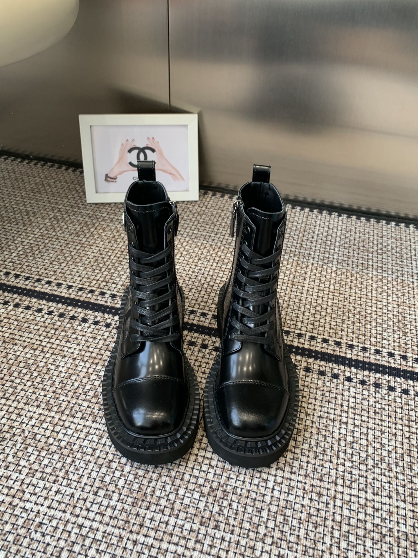 NO:512420,PRADA's classic triangle logo king-shot Martin boots. This year's big hit. It's atmospheric and makes your legs look thin. The entire series uses a variety of imported materials, calfskin, open edge beads, cow back velvet high merceration, and water dyed sheepskin in the inner layer!  !  Lightweight and comfortable foam bottom. 35-41 (41 custom made without return or exchange), boots, prada, prada, boots, cowhide, sheepskin19860909PRADA普拉达经典三角标王炸马丁靴.今年的大爆款.上脚大气显腿瘦,全系列采用多种进口材料小牛皮,开边珠,牛反绒高丝光,内里水染羊皮！！发泡底轻便舒适. 码数35-41（41定做不退换）,靴子,prada,prada,boots,cowhide,sheepskin,Women's Shoes