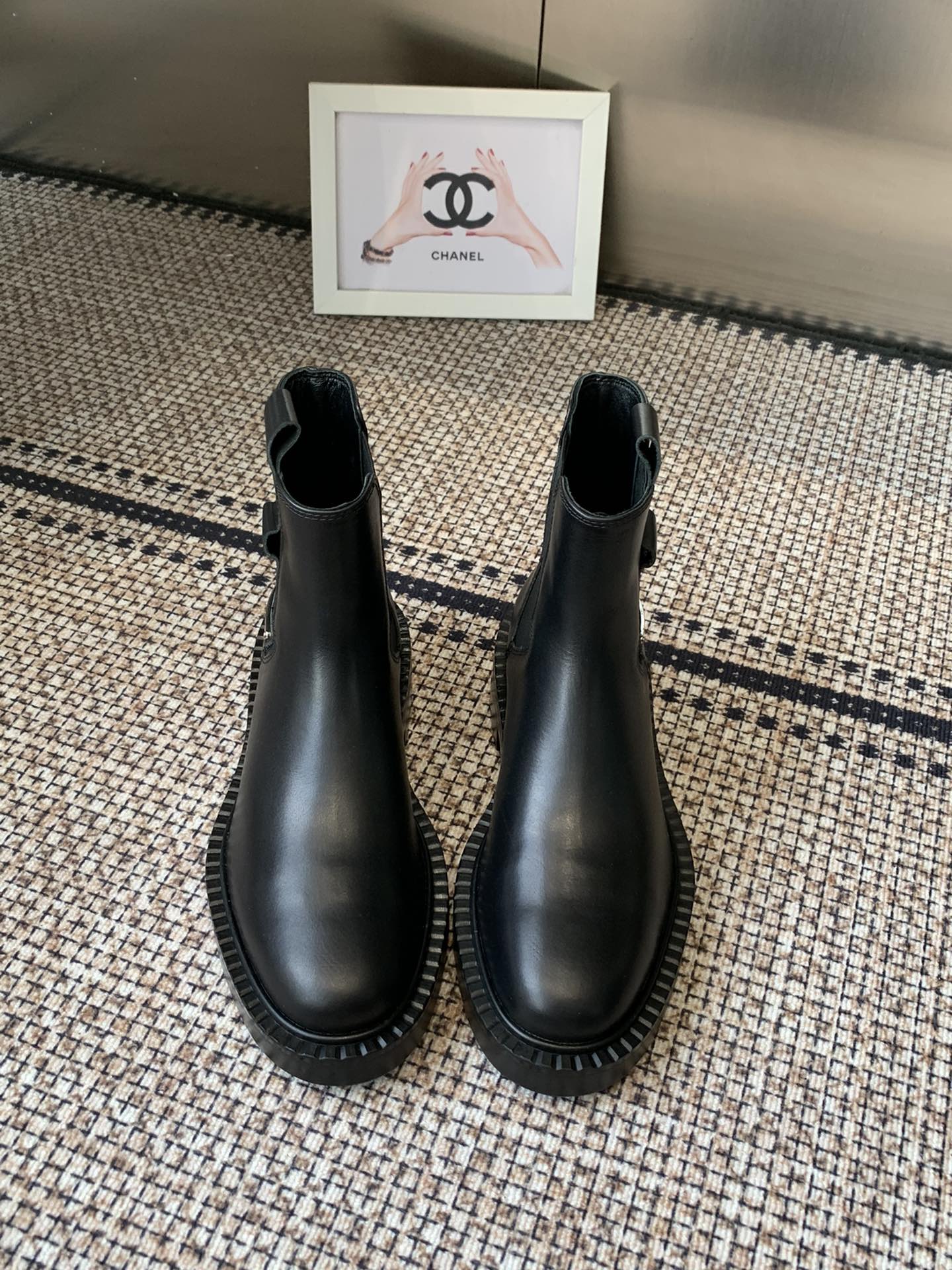 NO:512379,Prada PRADA top version, motorcycle high boots are here, the super machine is beautiful and comfortable and elegant to wear. The original mold opening sole of the counter is 1:1 replica of the fabric top layer cowhide, imported explosion-proof cracked edge beads, the inner is imported mixed-bred sheepskin original packaging, good style, no more, if you know the goods, the number is 35-41 (41 custom made, no return or exchange), boots, prada, prada, boots, cowhide, sheepskin19860909普拉达PRADA顶级版本 机车高靴来了,上脚超机好看穿着舒适高雅 专柜原版开模大底1:1复刻 采用 面料头层牛皮,进口防爆裂开边珠 内里采用进口混种羊皮里 原包装 好款不多说懂货的来 码数35-41（41定做不退换）,靴子,prada,prada,boots,cowhide,sheepskin,Women's Shoes