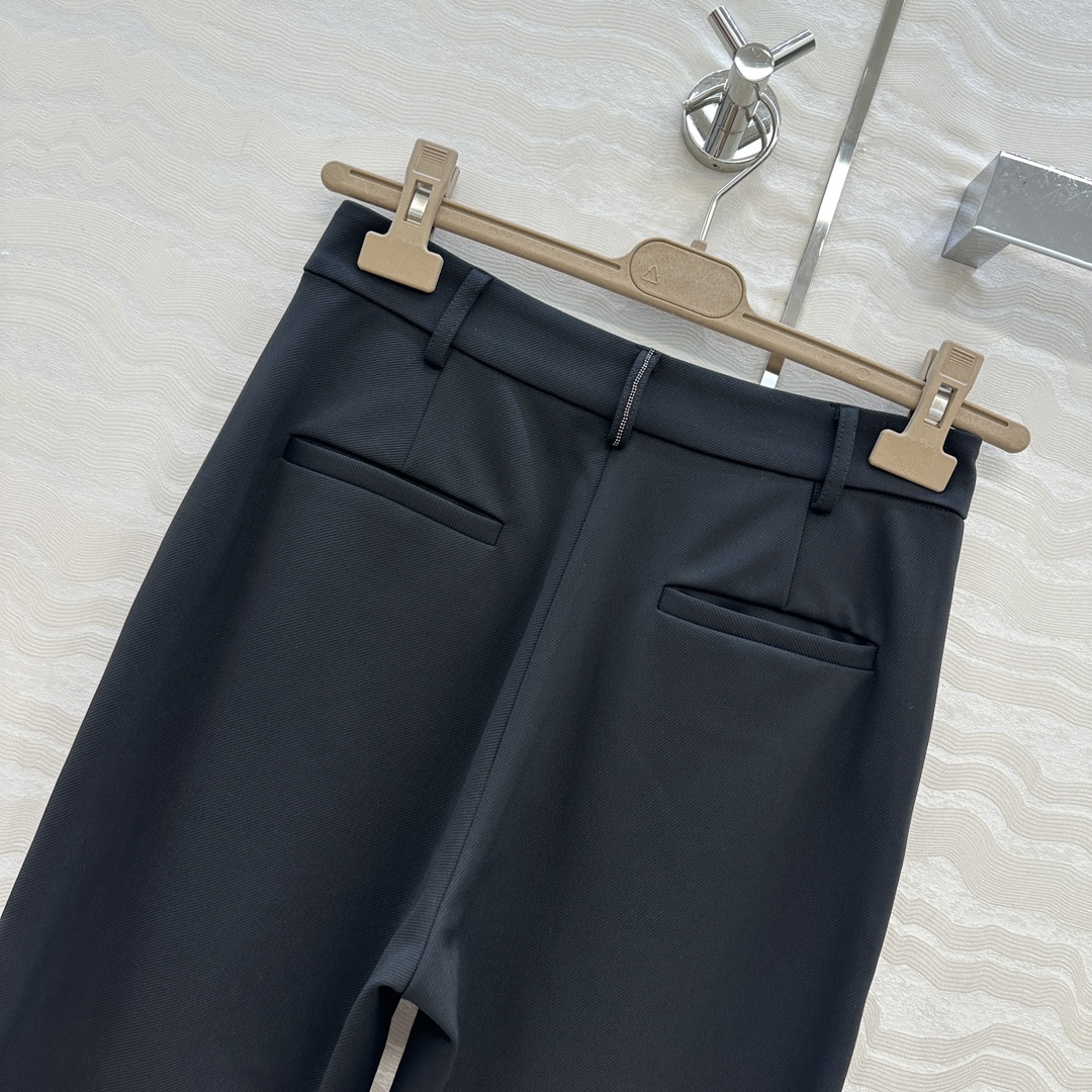 独家首发，原单品质❤️Bc长期主义，老钱风穿搭！包容感超强的神裤来袭！定制面料经典小直筒裤。小裤脚设计极