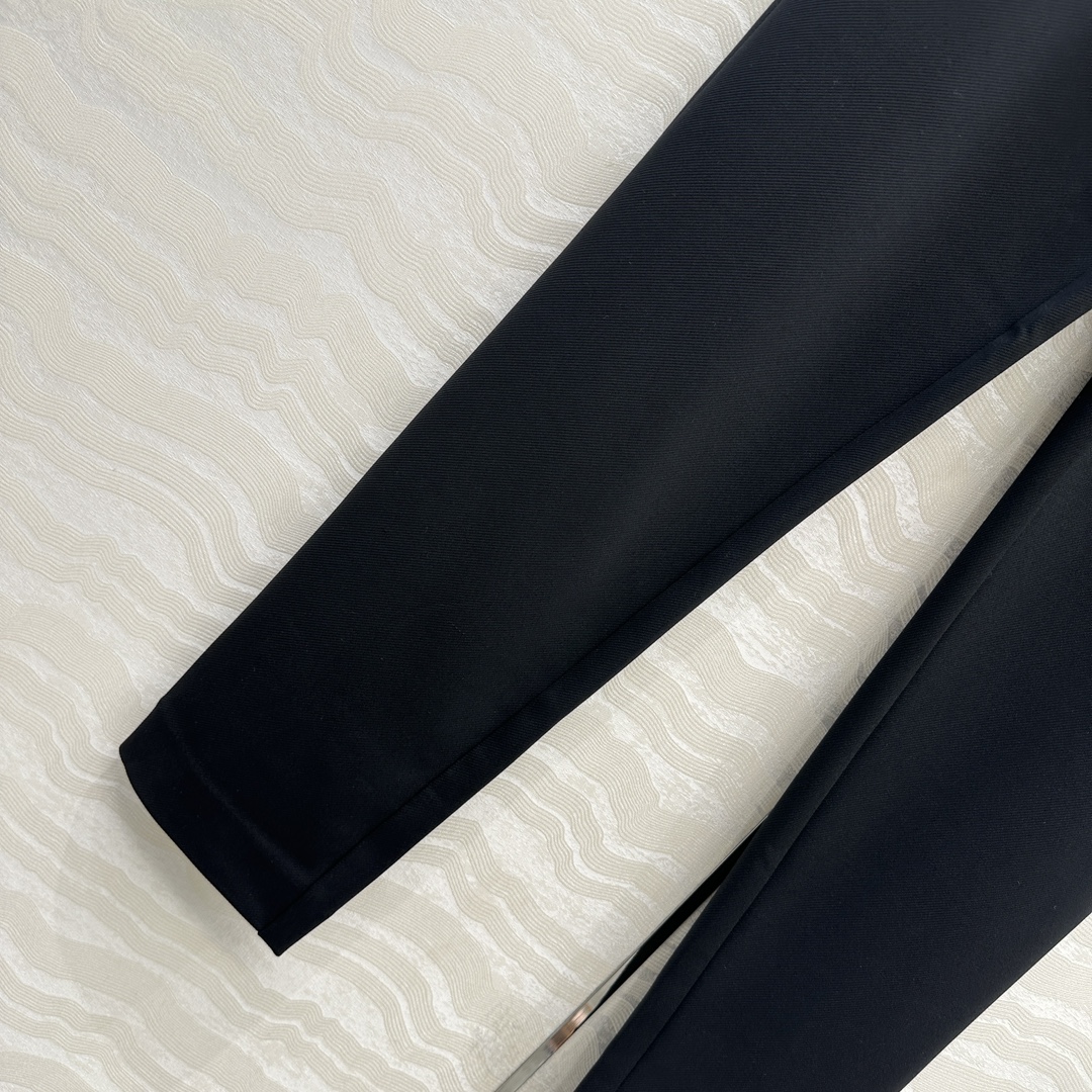 独家首发，原单品质❤️Bc长期主义，老钱风穿搭！包容感超强的神裤来袭！定制面料经典小直筒裤。小裤脚设计极