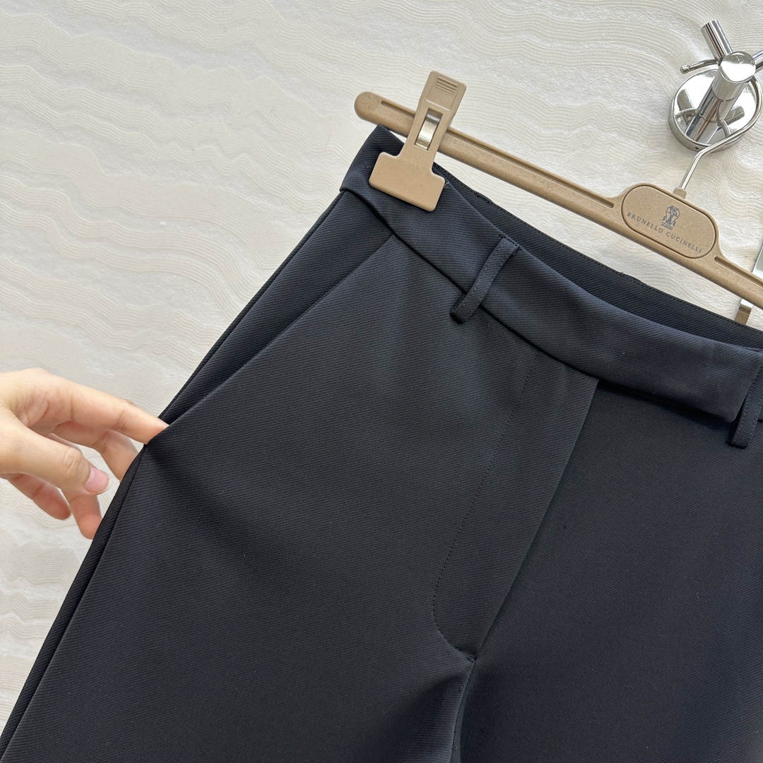独家首发，原单品质❤️Bc长期主义，老钱风穿搭！包容感超强的神裤来袭！定制面料经典小直筒裤。小裤脚设计极
