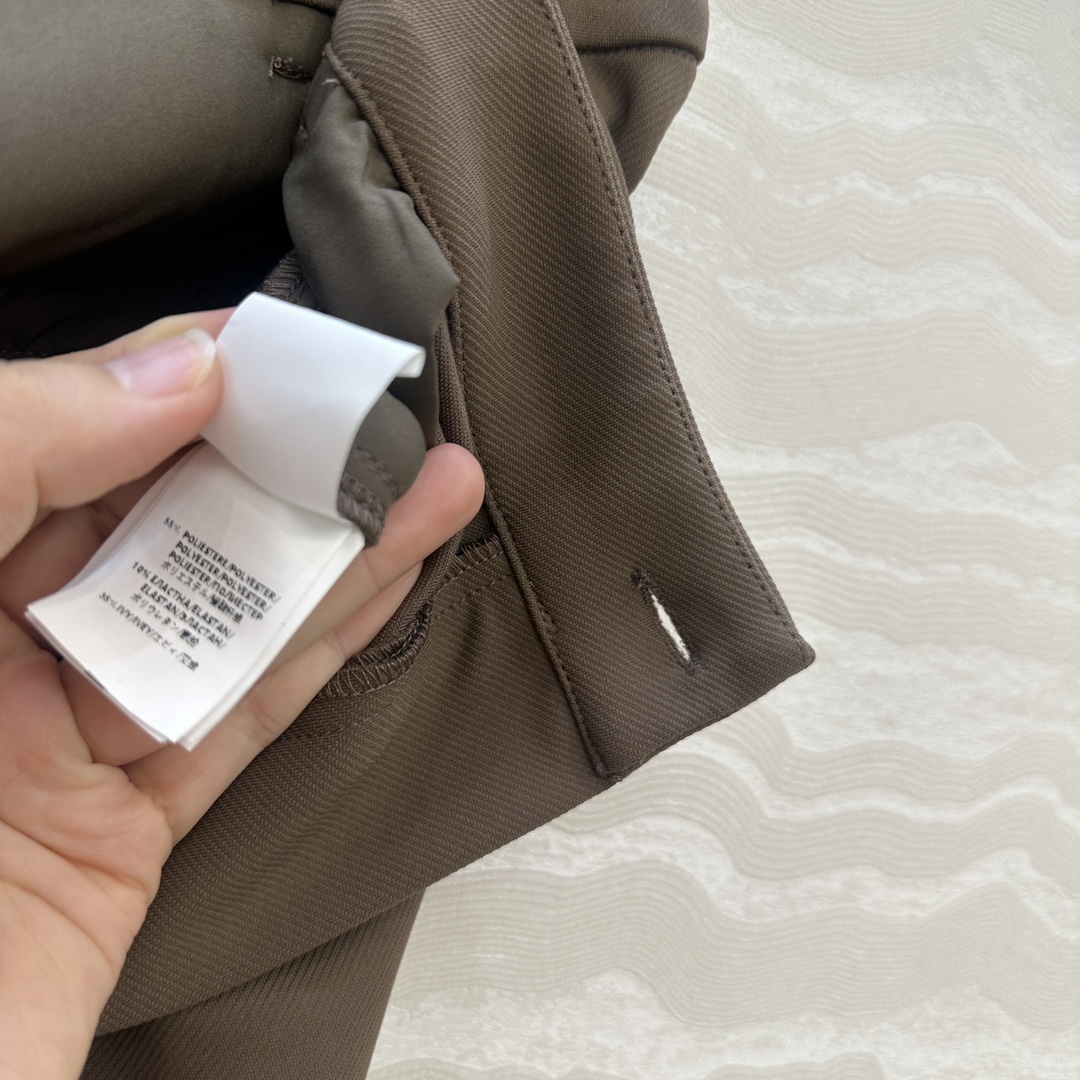 独家首发，原单品质❤️Bc长期主义，老钱风穿搭！包容感超强的神裤来袭！定制面料经典小直筒裤。小裤脚设计极