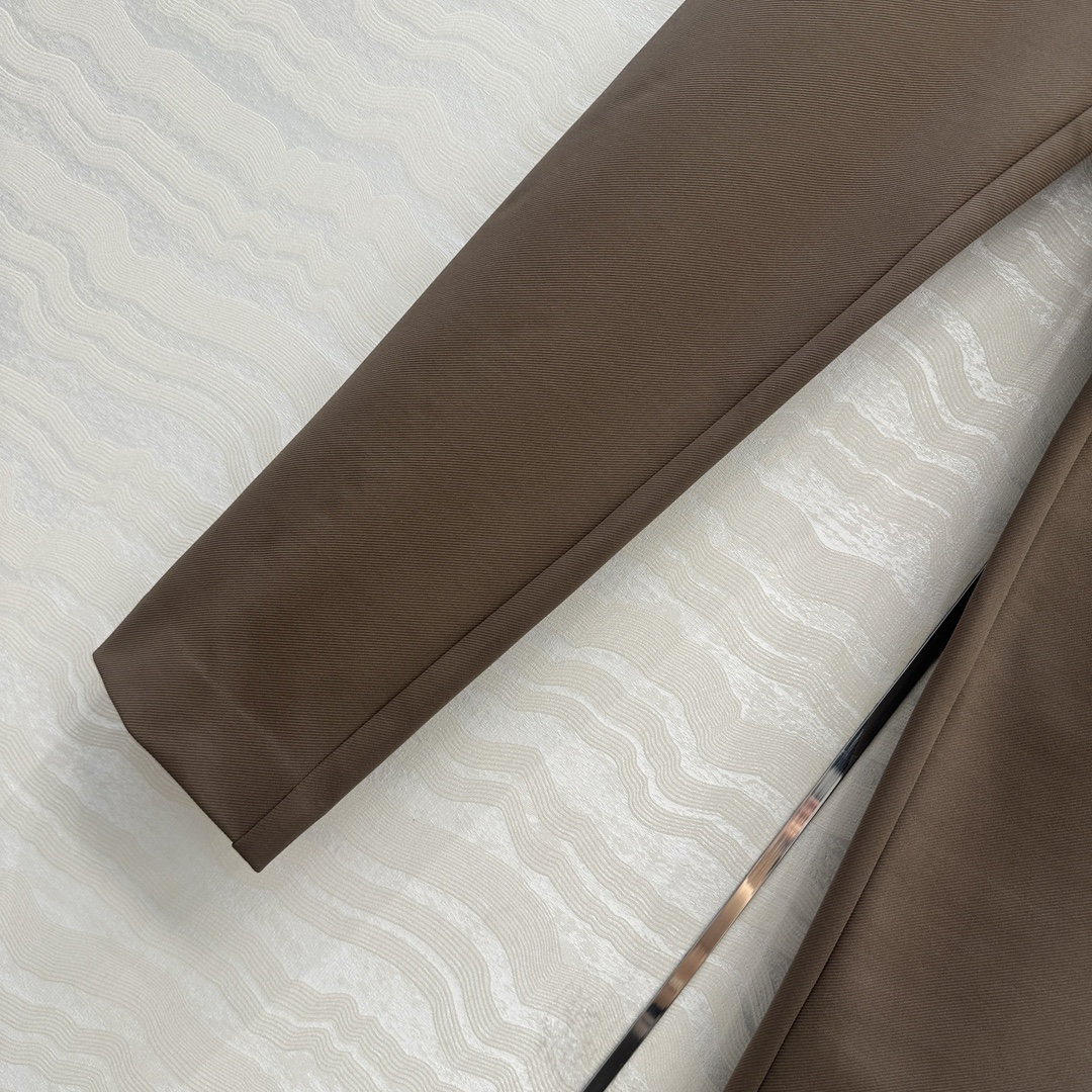 独家首发，原单品质❤️Bc长期主义，老钱风穿搭！包容感超强的神裤来袭！定制面料经典小直筒裤。小裤脚设计极