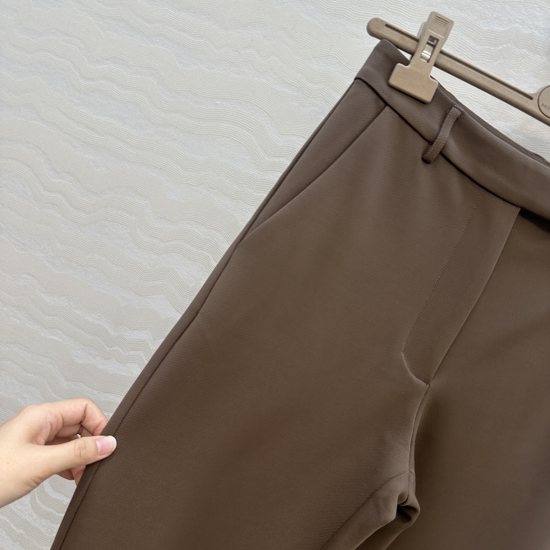 独家首发，原单品质❤️Bc长期主义，老钱风穿搭！包容感超强的神裤来袭！定制面料经典小直筒裤。小裤脚设计极