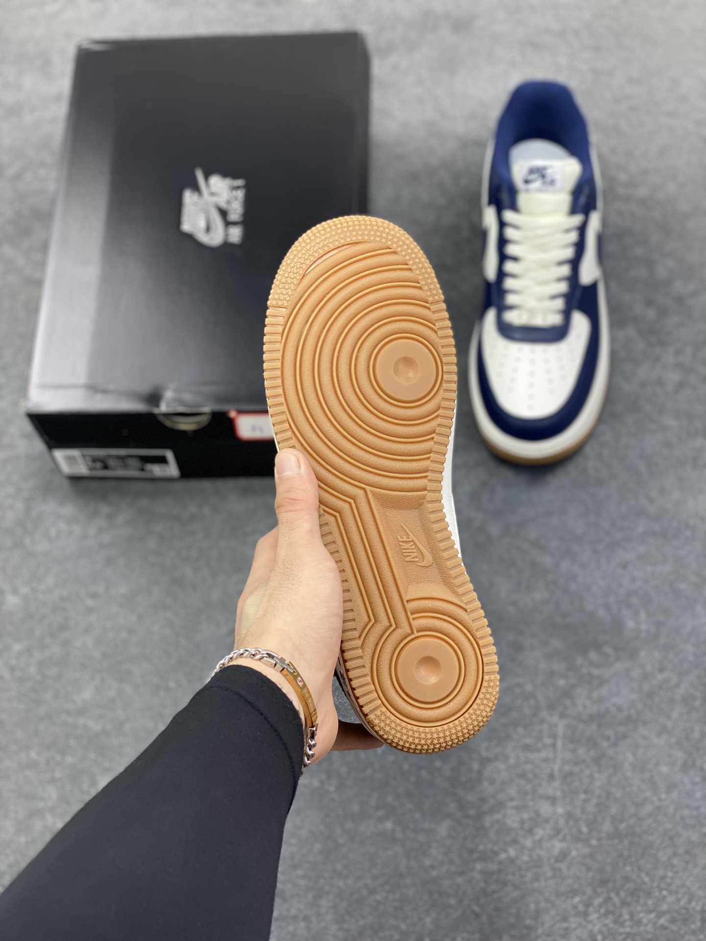 图片[5]-福利特价 Air Force 1 \’07 Low 海军蓝生胶 原楦头原纸板 纯正空军版型 专注外贸渠道 全掌内置蜂窝气垫 #原盒配件 原厂中底钢印、拉帮完美 货号：DQ7659-101 尺码：36 36.5 37.5 38 38.5 39 40 40.5 41 42 42.5 43 44 44.5 45-选品中心