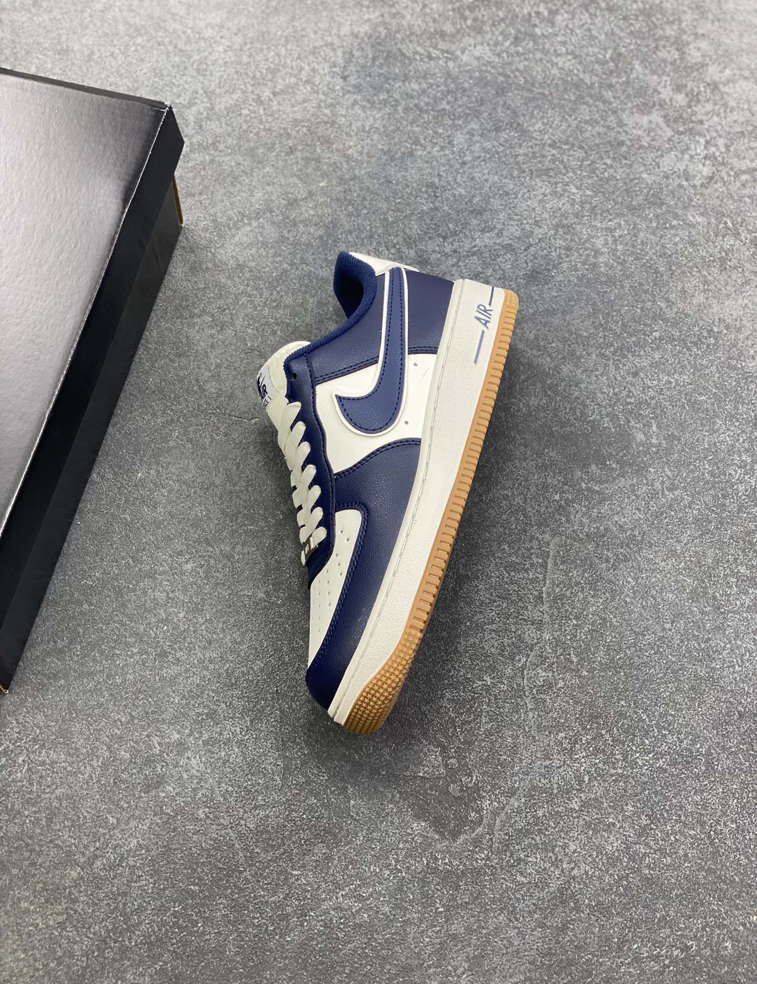 图片[7]-福利特价 Air Force 1 \’07 Low 海军蓝生胶 原楦头原纸板 纯正空军版型 专注外贸渠道 全掌内置蜂窝气垫 #原盒配件 原厂中底钢印、拉帮完美 货号：DQ7659-101 尺码：36 36.5 37.5 38 38.5 39 40 40.5 41 42 42.5 43 44 44.5 45-选品中心