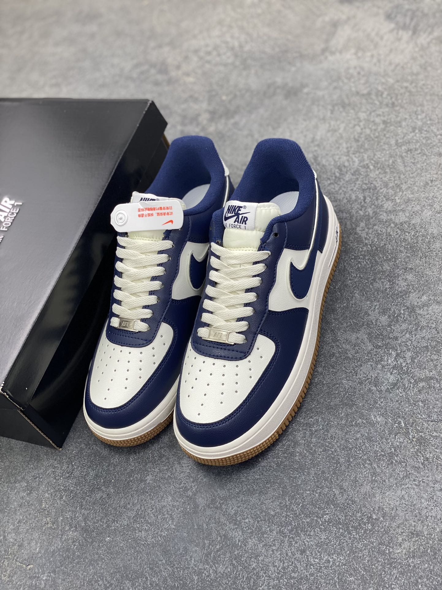 图片[8]-福利特价 Air Force 1 \’07 Low 海军蓝生胶 原楦头原纸板 纯正空军版型 专注外贸渠道 全掌内置蜂窝气垫 #原盒配件 原厂中底钢印、拉帮完美 货号：DQ7659-101 尺码：36 36.5 37.5 38 38.5 39 40 40.5 41 42 42.5 43 44 44.5 45-选品中心