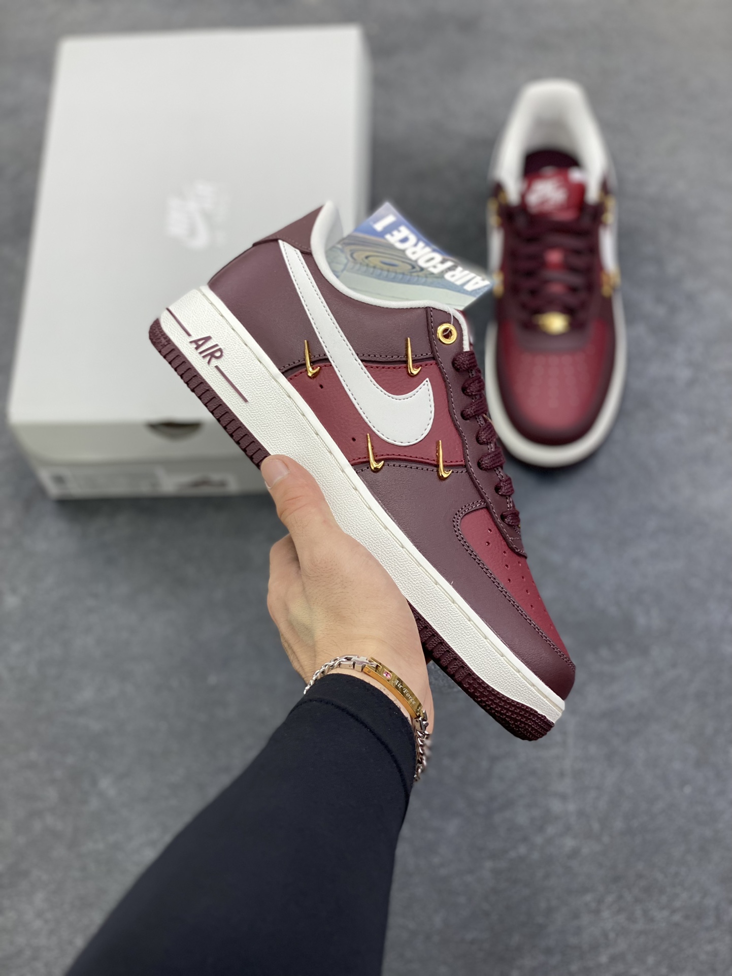HY版本💯 Nike Air Force 1 Low 酒红小四勾 空军一号低帮运动休闲板鞋 原楦头原纸板 打造纯正空军版型#专注外贸渠道 全掌内置蜂窝气垫 #原盒配件 原厂中底钢印、拉帮完美 货号：IR0485-611 尺码：35.5 36 36.5 37.5 38 38.5 39 40 40.5 41 42 42.5 43 44 44.5 45-选品中心