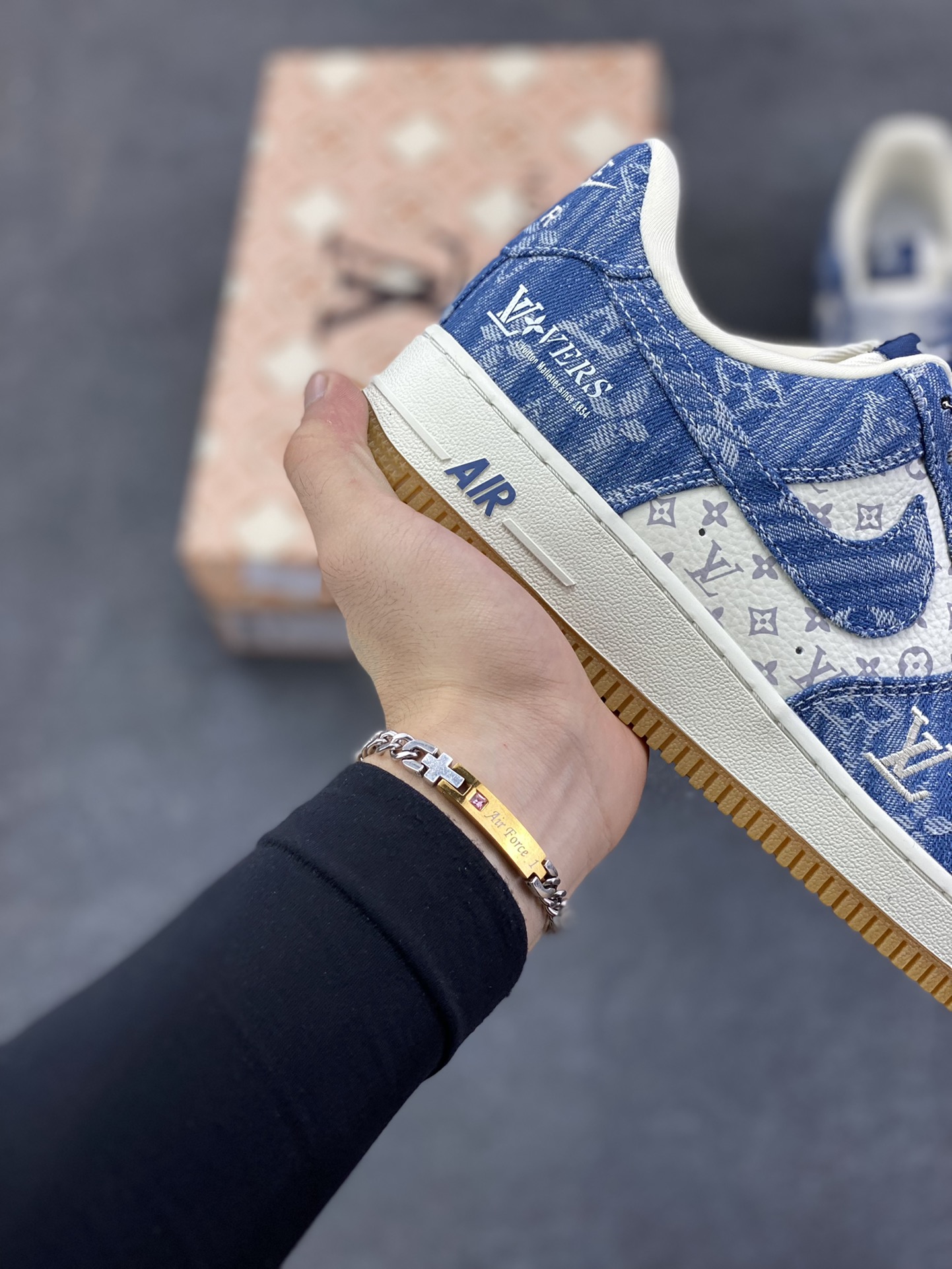 图片[6]-NIke Air Force 1 \’07 Low LV联名–白牛仔蓝空军一号低帮 运动鞋 休闲鞋 折边针车 防水牛仔布 高级夜光效果 工艺难度大 原楦头原纸板 高端定制鞋盒 原厂鞋底 超高清洁度 细节完美 货号：YF9511-815 尺码：36 36.5 37.5 38 38.5 39 40 40.5 41 42 42.5 43 44 44.5 45-选品中心