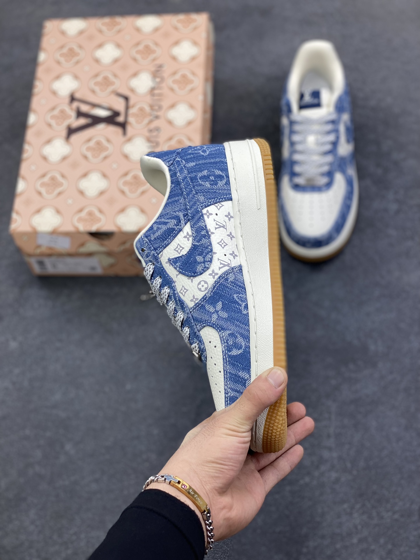 图片[3]-NIke Air Force 1 \’07 Low LV联名–白牛仔蓝空军一号低帮 运动鞋 休闲鞋 折边针车 防水牛仔布 高级夜光效果 工艺难度大 原楦头原纸板 高端定制鞋盒 原厂鞋底 超高清洁度 细节完美 货号：YF9511-815 尺码：36 36.5 37.5 38 38.5 39 40 40.5 41 42 42.5 43 44 44.5 45-选品中心