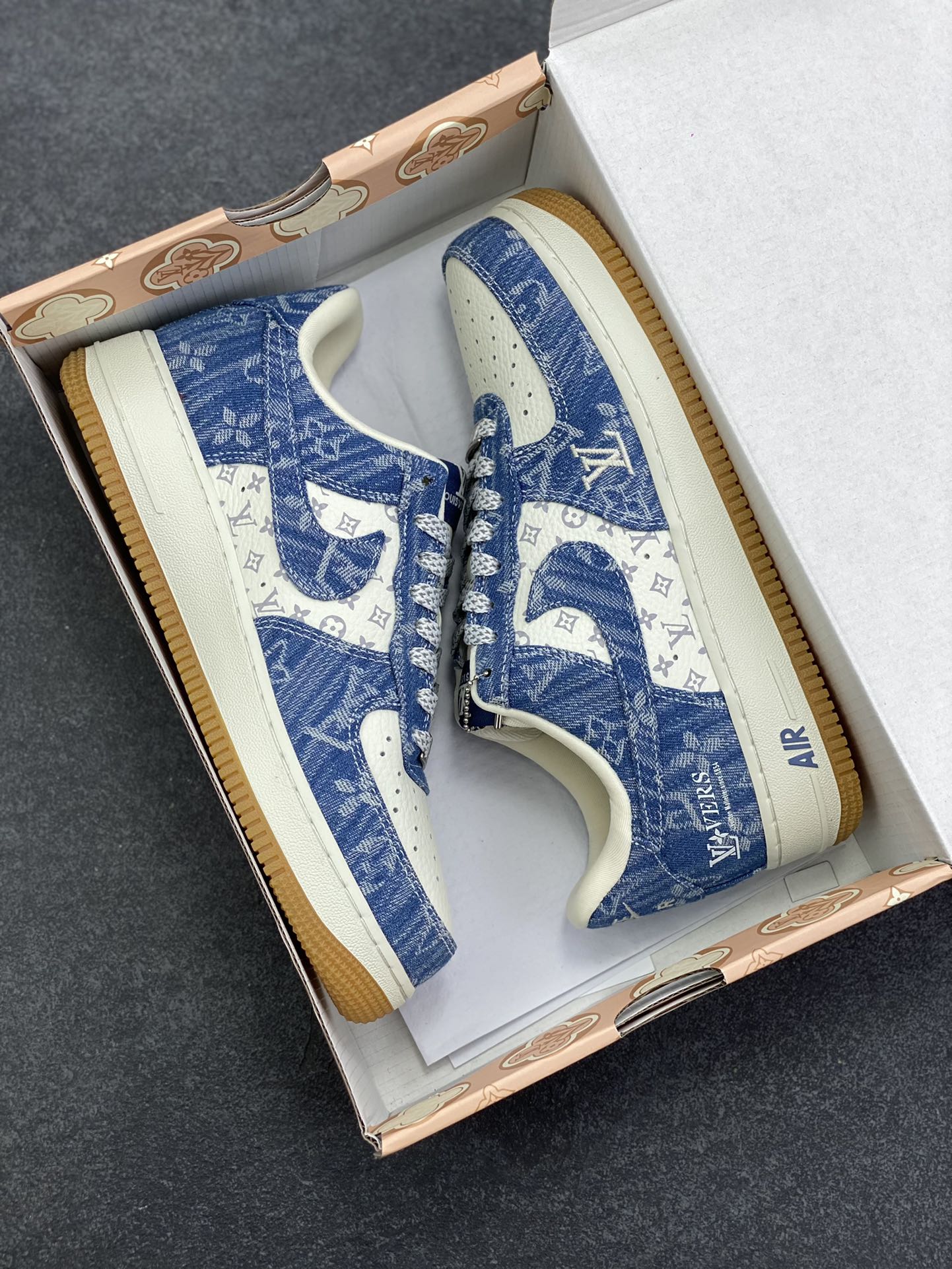 图片[9]-NIke Air Force 1 \’07 Low LV联名–白牛仔蓝空军一号低帮 运动鞋 休闲鞋 折边针车 防水牛仔布 高级夜光效果 工艺难度大 原楦头原纸板 高端定制鞋盒 原厂鞋底 超高清洁度 细节完美 货号：YF9511-815 尺码：36 36.5 37.5 38 38.5 39 40 40.5 41 42 42.5 43 44 44.5 45-选品中心