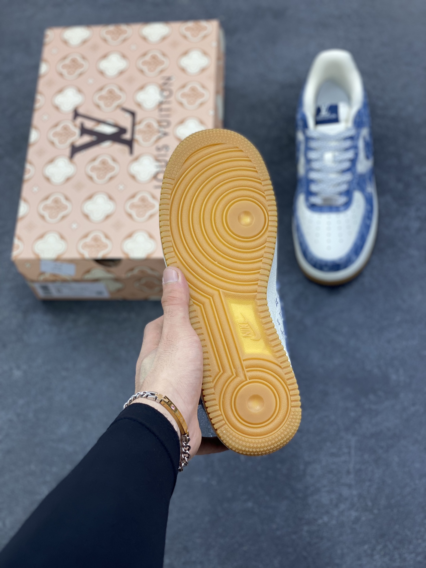 图片[5]-NIke Air Force 1 \’07 Low LV联名–白牛仔蓝空军一号低帮 运动鞋 休闲鞋 折边针车 防水牛仔布 高级夜光效果 工艺难度大 原楦头原纸板 高端定制鞋盒 原厂鞋底 超高清洁度 细节完美 货号：YF9511-815 尺码：36 36.5 37.5 38 38.5 39 40 40.5 41 42 42.5 43 44 44.5 45-选品中心