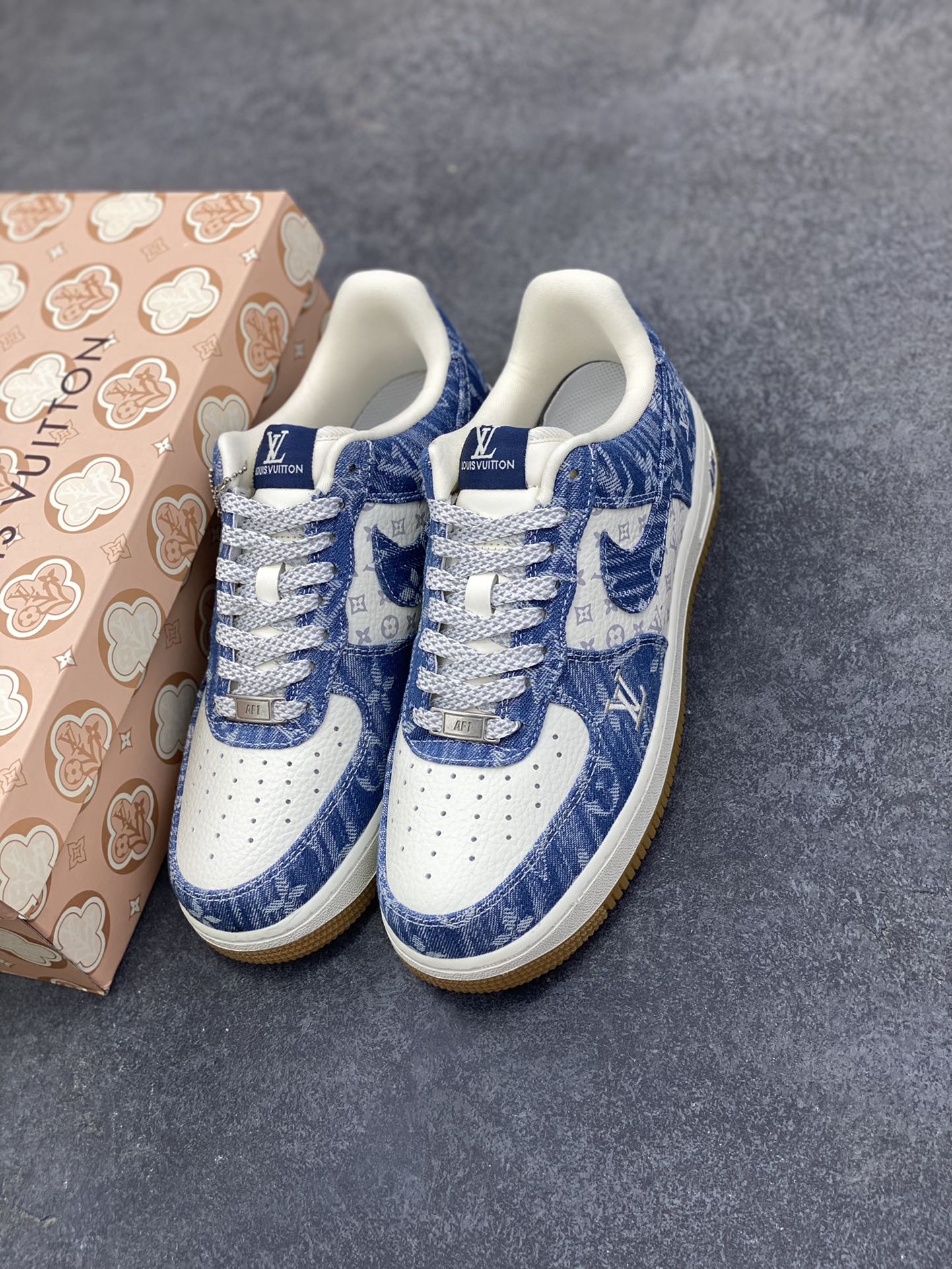 图片[8]-NIke Air Force 1 \’07 Low LV联名–白牛仔蓝空军一号低帮 运动鞋 休闲鞋 折边针车 防水牛仔布 高级夜光效果 工艺难度大 原楦头原纸板 高端定制鞋盒 原厂鞋底 超高清洁度 细节完美 货号：YF9511-815 尺码：36 36.5 37.5 38 38.5 39 40 40.5 41 42 42.5 43 44 44.5 45-选品中心