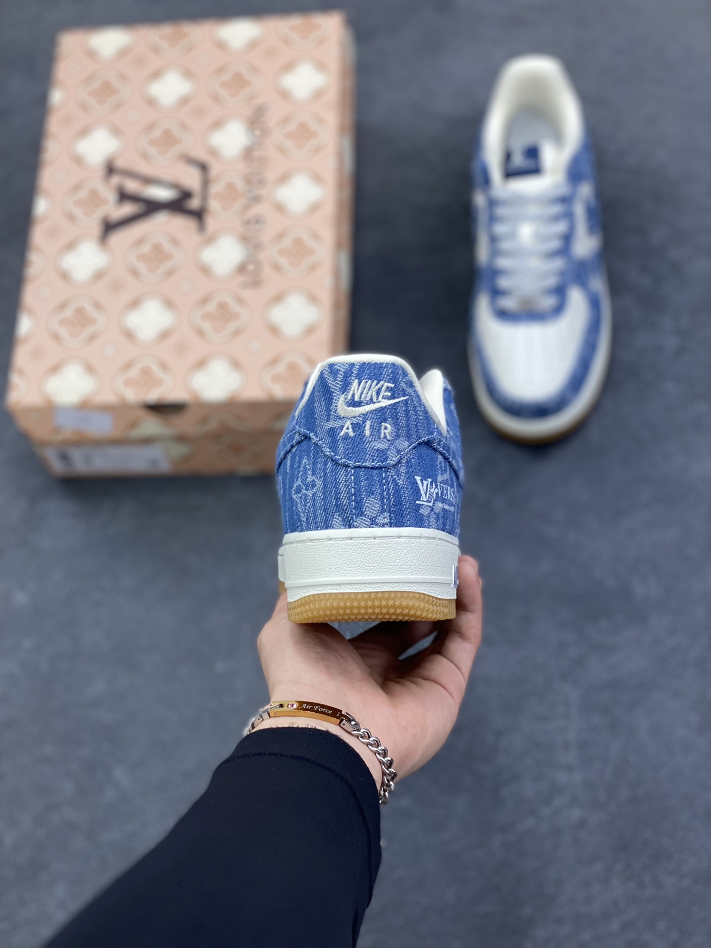 图片[4]-NIke Air Force 1 \’07 Low LV联名–白牛仔蓝空军一号低帮 运动鞋 休闲鞋 折边针车 防水牛仔布 高级夜光效果 工艺难度大 原楦头原纸板 高端定制鞋盒 原厂鞋底 超高清洁度 细节完美 货号：YF9511-815 尺码：36 36.5 37.5 38 38.5 39 40 40.5 41 42 42.5 43 44 44.5 45-选品中心
