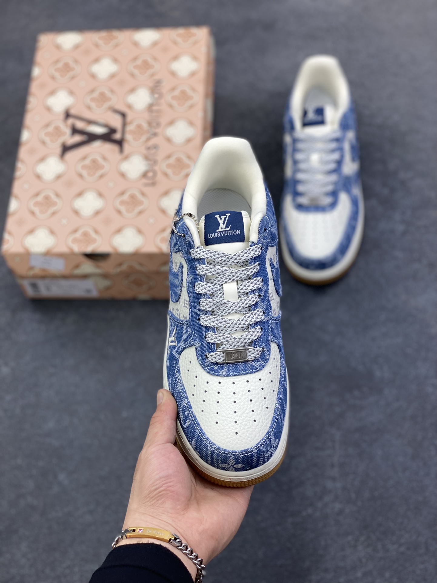 图片[2]-NIke Air Force 1 \’07 Low LV联名–白牛仔蓝空军一号低帮 运动鞋 休闲鞋 折边针车 防水牛仔布 高级夜光效果 工艺难度大 原楦头原纸板 高端定制鞋盒 原厂鞋底 超高清洁度 细节完美 货号：YF9511-815 尺码：36 36.5 37.5 38 38.5 39 40 40.5 41 42 42.5 43 44 44.5 45-选品中心