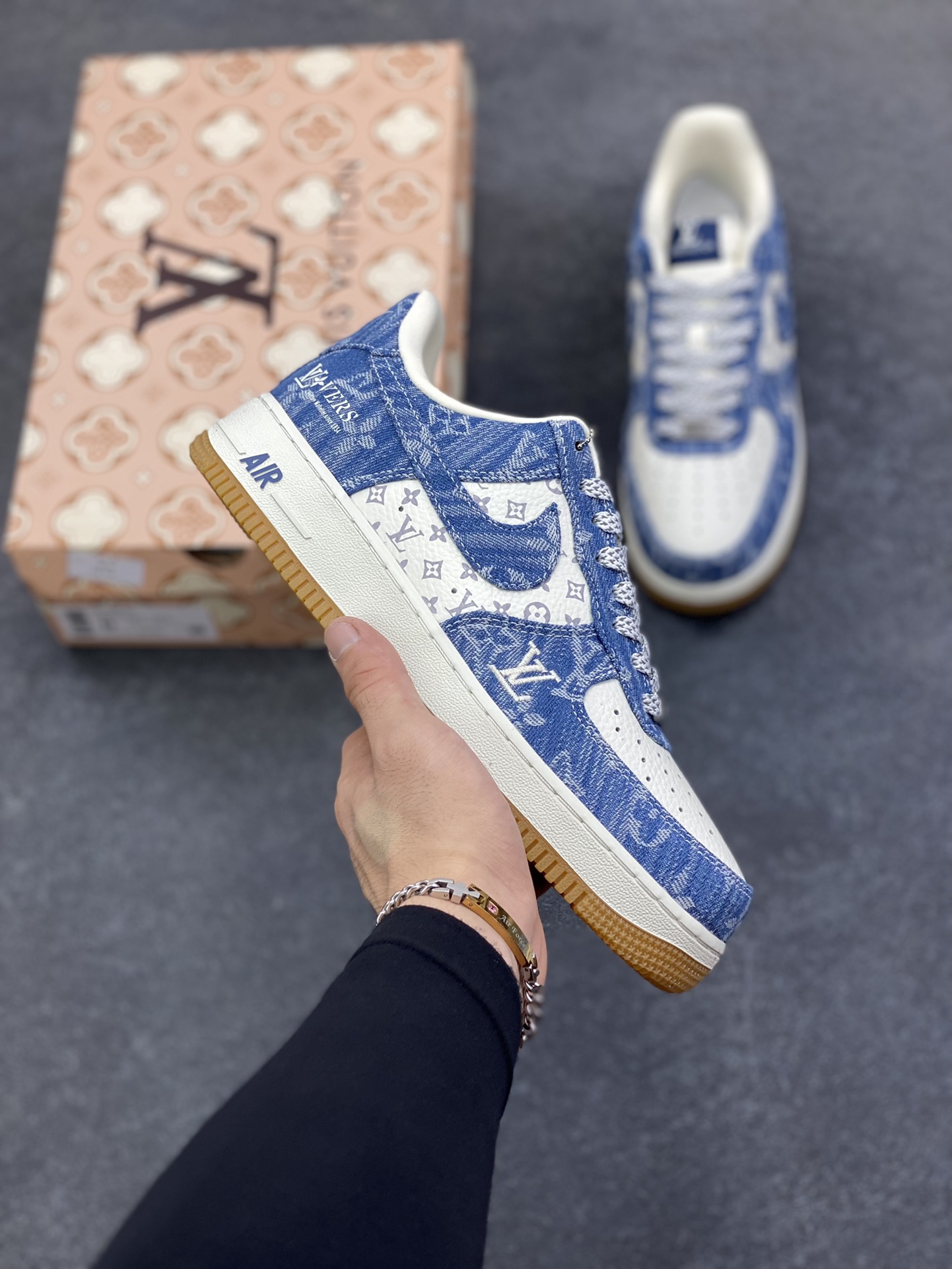 NIke Air Force 1 \'07 Low LV联名--白牛仔蓝空军一号低帮 运动鞋 休闲鞋 折边针车 防水牛仔布 高级夜光效果 工艺难度大 原楦头原纸板 高端定制鞋盒 原厂鞋底 超高清洁度 细节完美 货号：YF9511-815 尺码：36 36.5 37.5 38 38.5 39 40 40.5 41 42 42.5 43 44 44.5 45-选品中心