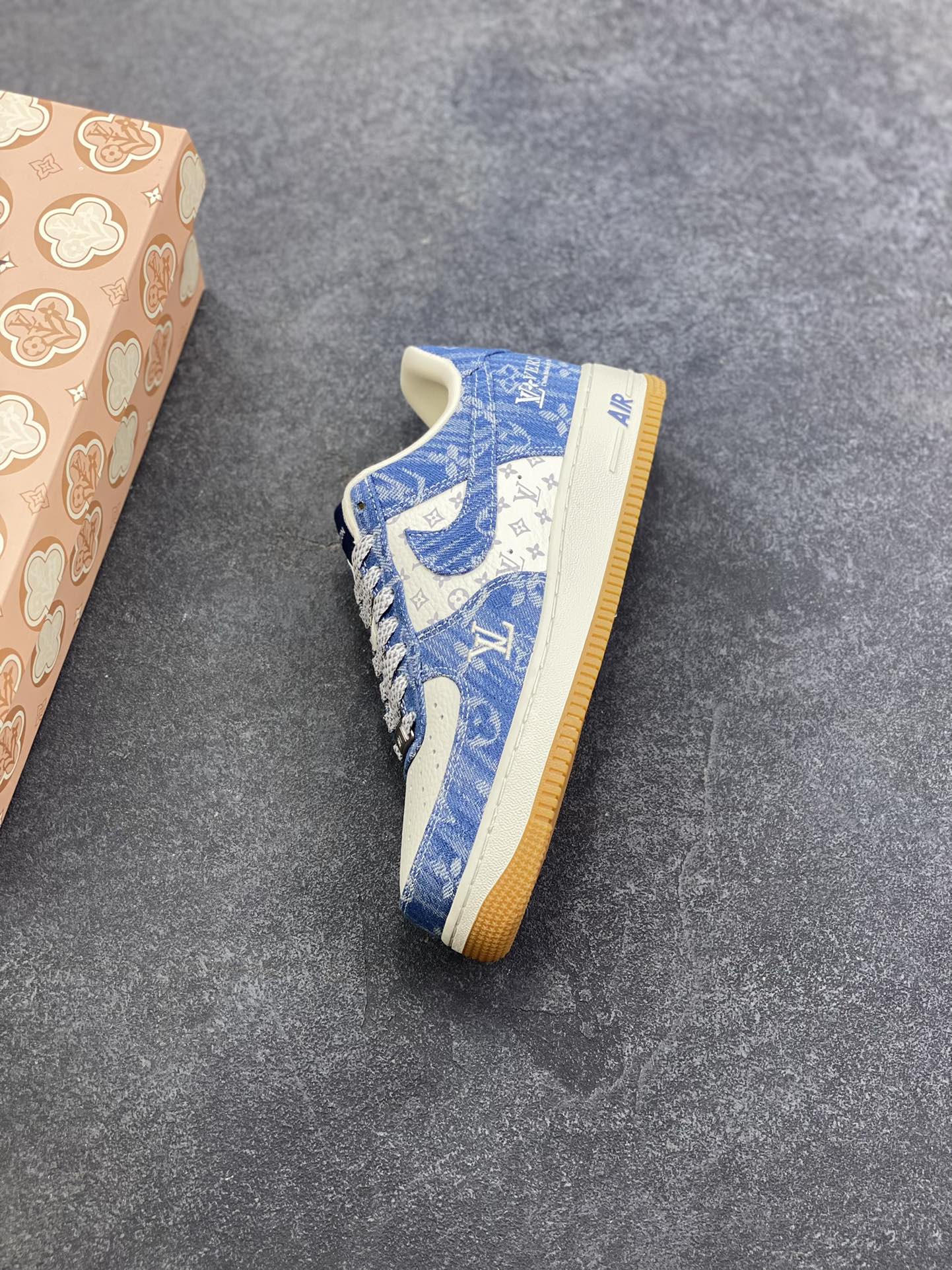 图片[7]-NIke Air Force 1 \’07 Low LV联名–白牛仔蓝空军一号低帮 运动鞋 休闲鞋 折边针车 防水牛仔布 高级夜光效果 工艺难度大 原楦头原纸板 高端定制鞋盒 原厂鞋底 超高清洁度 细节完美 货号：YF9511-815 尺码：36 36.5 37.5 38 38.5 39 40 40.5 41 42 42.5 43 44 44.5 45-选品中心