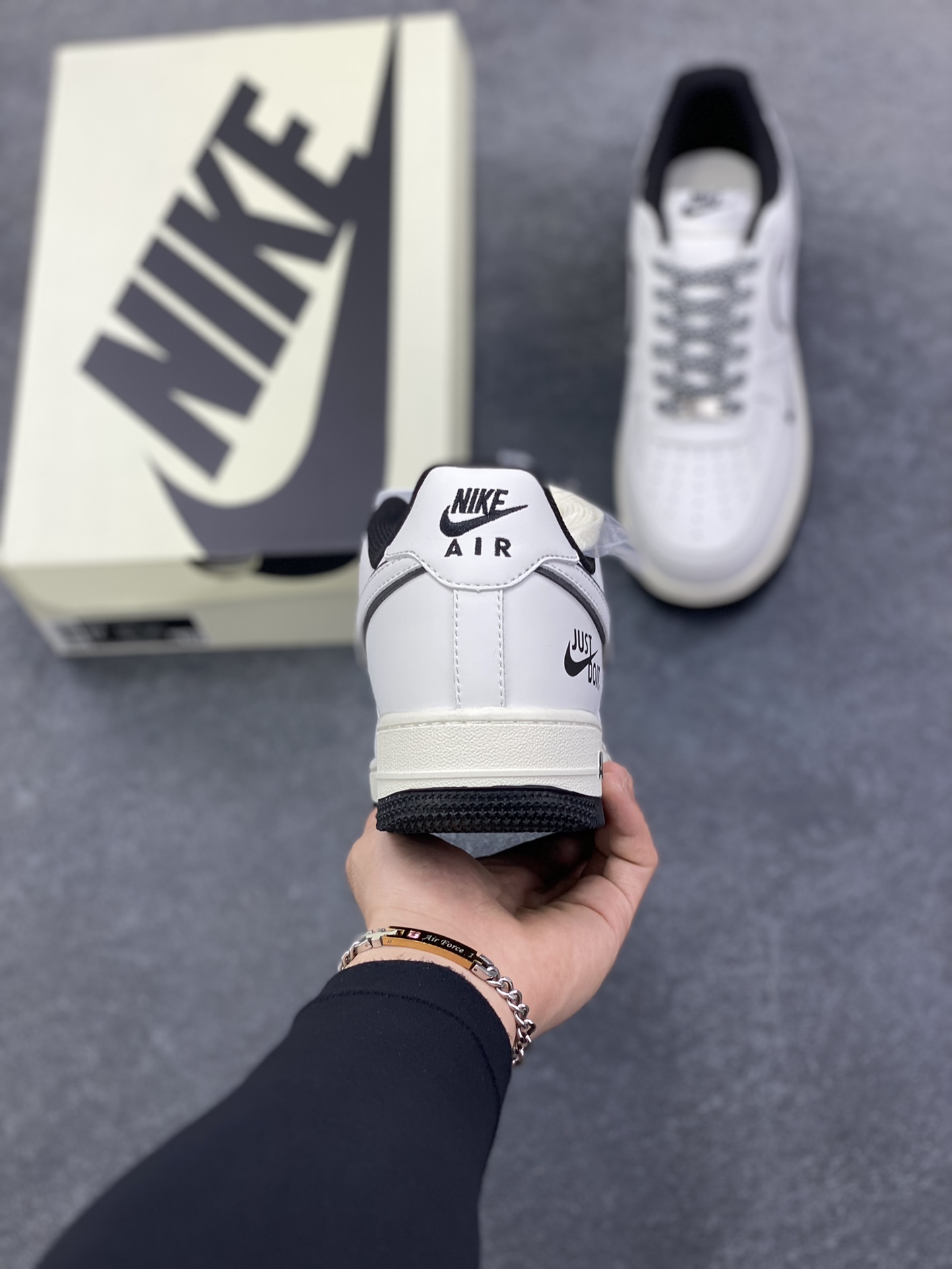 图片[4]-NIke Air Force 1 \’07 Low “黑Justdoit”空军一号 低帮 运动鞋 休闲鞋 折边针车 工艺难度大 原楦头原纸板 原装鞋盒 定制五金配件 内置全掌气垫 原厂鞋底 货号：CS5288-038 尺码：36 36.5 37.5 38 38.5 39 40 40.5 41 42 42.5 43 44 44.5 45-选品中心