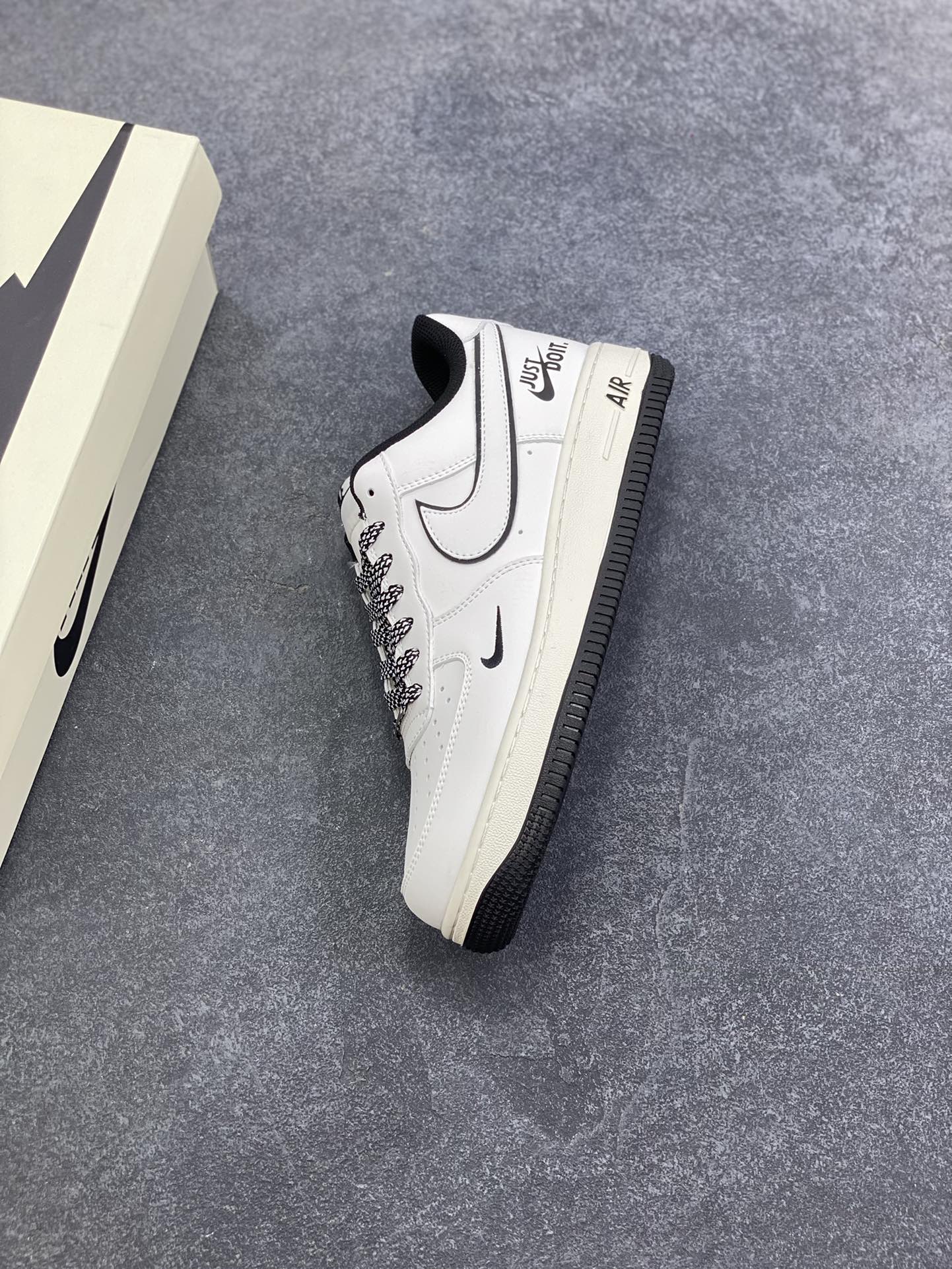 图片[7]-NIke Air Force 1 \’07 Low “黑Justdoit”空军一号 低帮 运动鞋 休闲鞋 折边针车 工艺难度大 原楦头原纸板 原装鞋盒 定制五金配件 内置全掌气垫 原厂鞋底 货号：CS5288-038 尺码：36 36.5 37.5 38 38.5 39 40 40.5 41 42 42.5 43 44 44.5 45-选品中心