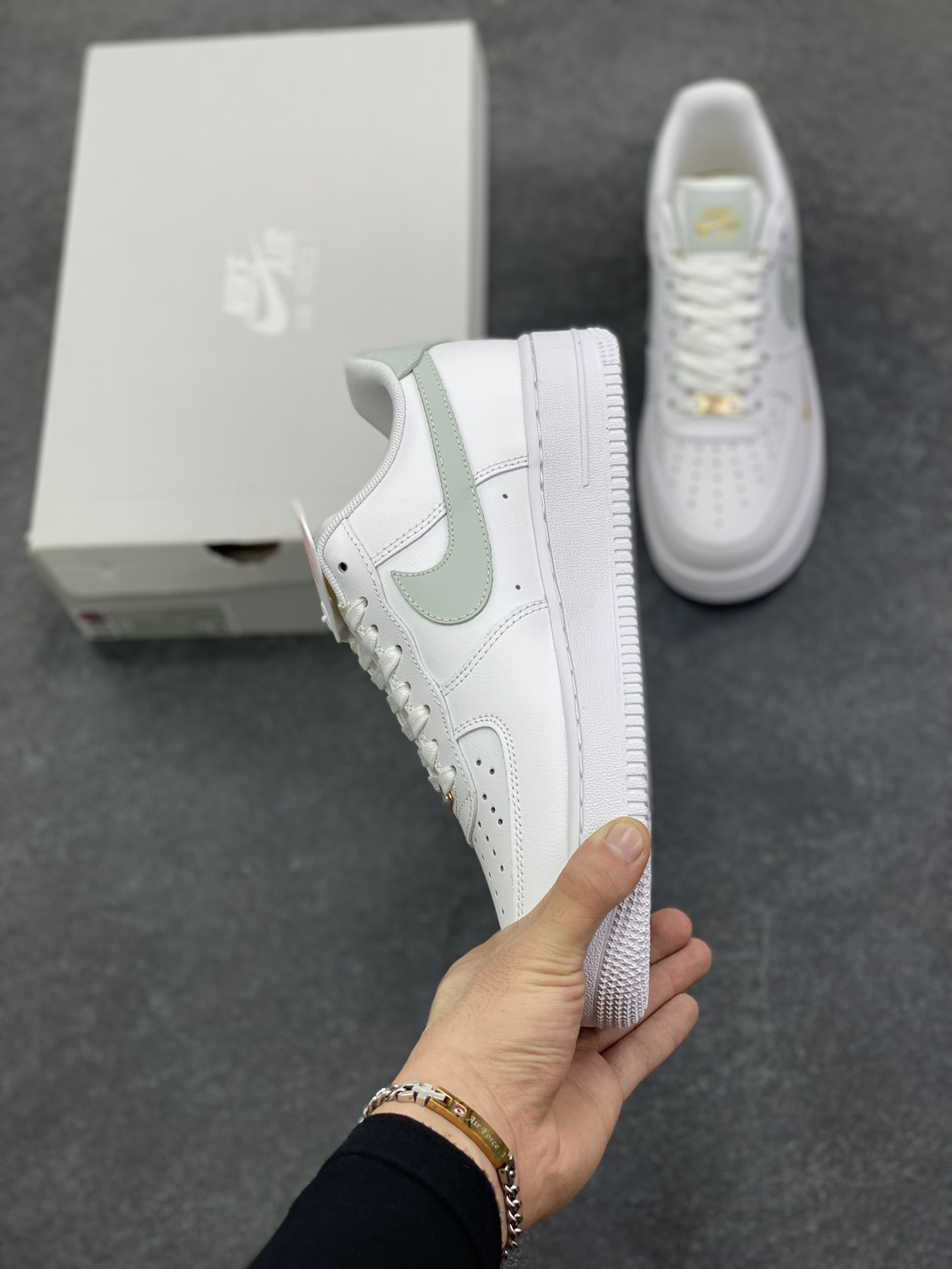 图片[3]-福利特价 Air Force 1 Nike Low 灰绿小双勾 原楦头原纸板 打造纯正空军版型 专注外贸渠道 全掌内置蜂窝气垫 #原盒配件 原厂中底钢印、拉帮完美 货号：CZ0270-106 尺码：36 36.5 37.5 38 38.5 39 40 40.5 41 42 42.5 43 44 44.5 45-选品中心