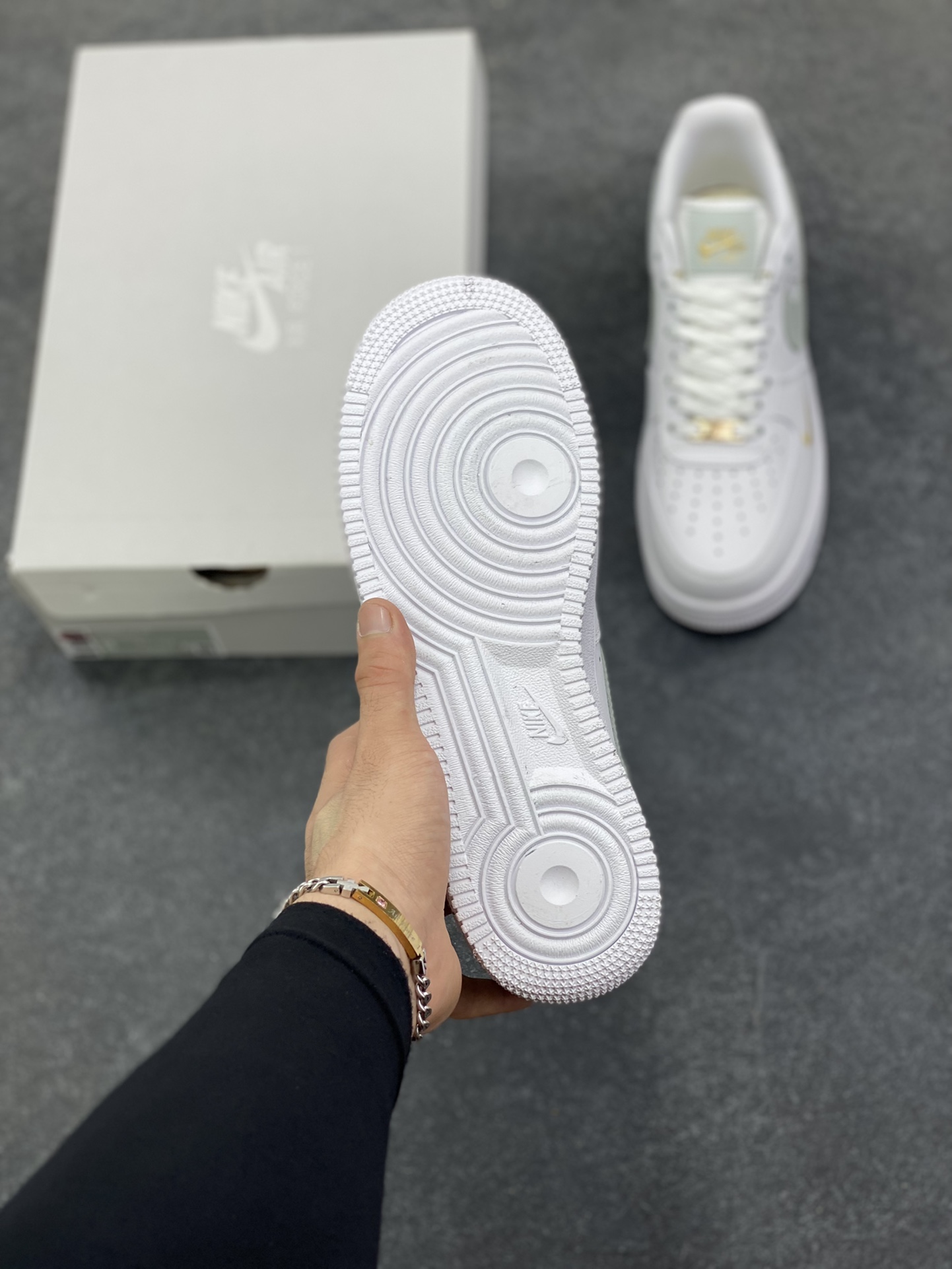 图片[5]-福利特价 Air Force 1 Nike Low 灰绿小双勾 原楦头原纸板 打造纯正空军版型 专注外贸渠道 全掌内置蜂窝气垫 #原盒配件 原厂中底钢印、拉帮完美 货号：CZ0270-106 尺码：36 36.5 37.5 38 38.5 39 40 40.5 41 42 42.5 43 44 44.5 45-选品中心