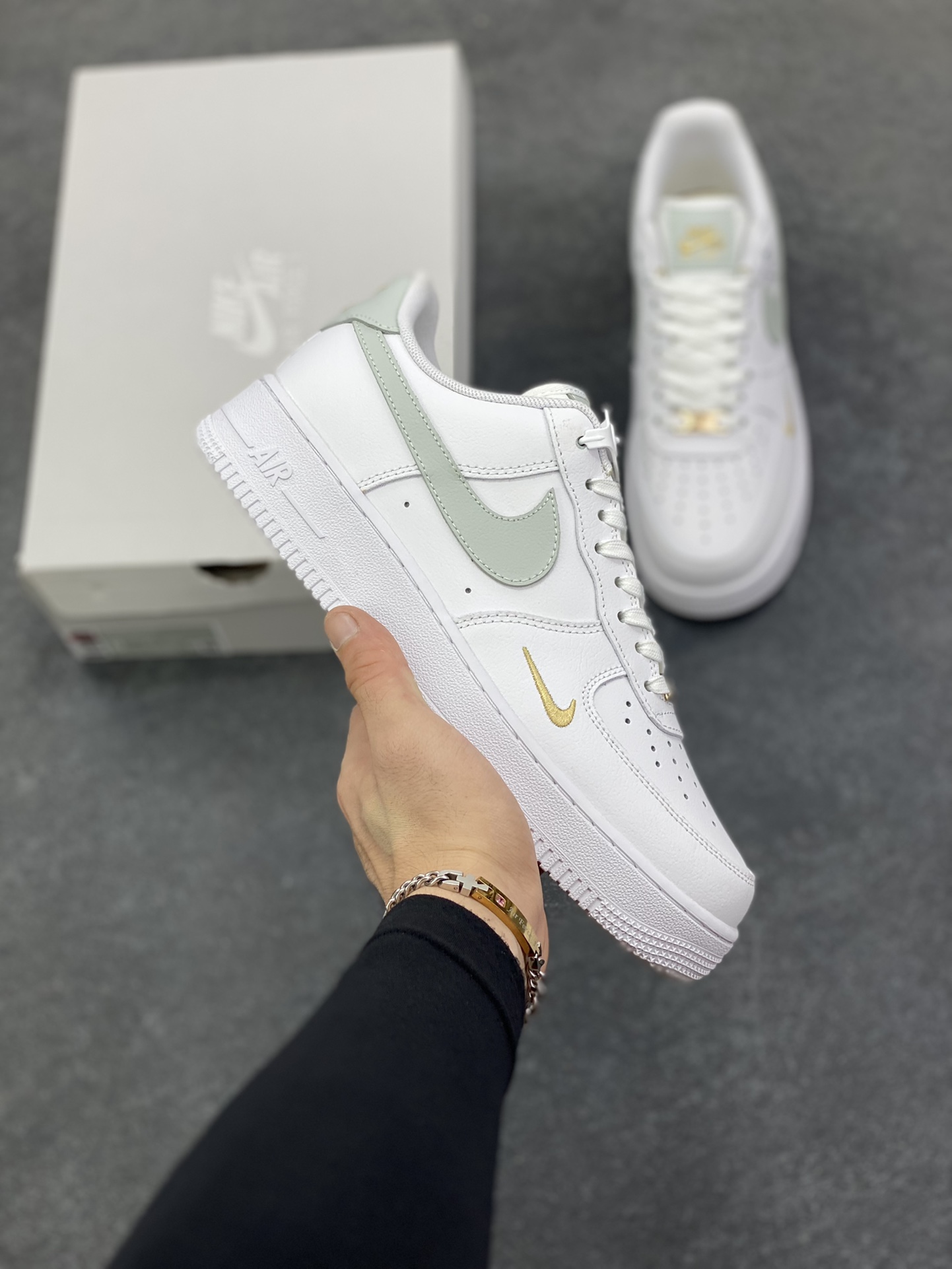 福利特价 Air Force 1 Nike Low 灰绿小双勾 原楦头原纸板 打造纯正空军版型 专注外贸渠道 全掌内置蜂窝气垫 #原盒配件 原厂中底钢印、拉帮完美 货号:CZ0270-106 尺码:36 36.5 37.5 38 38.5 39 40 40.5 41 42 42.5 43 44 44.5 45-选品中心
