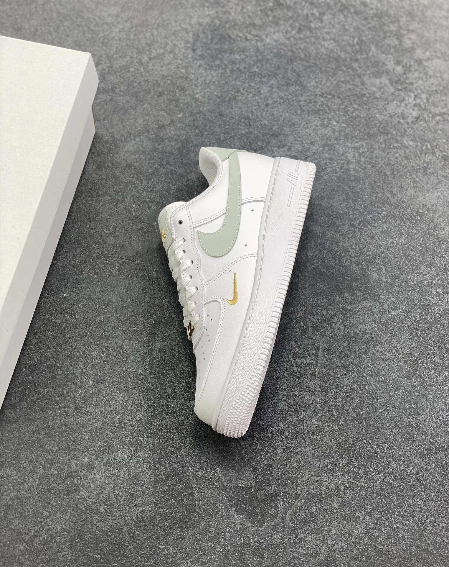 图片[7]-福利特价 Air Force 1 Nike Low 灰绿小双勾 原楦头原纸板 打造纯正空军版型 专注外贸渠道 全掌内置蜂窝气垫 #原盒配件 原厂中底钢印、拉帮完美 货号：CZ0270-106 尺码：36 36.5 37.5 38 38.5 39 40 40.5 41 42 42.5 43 44 44.5 45-选品中心