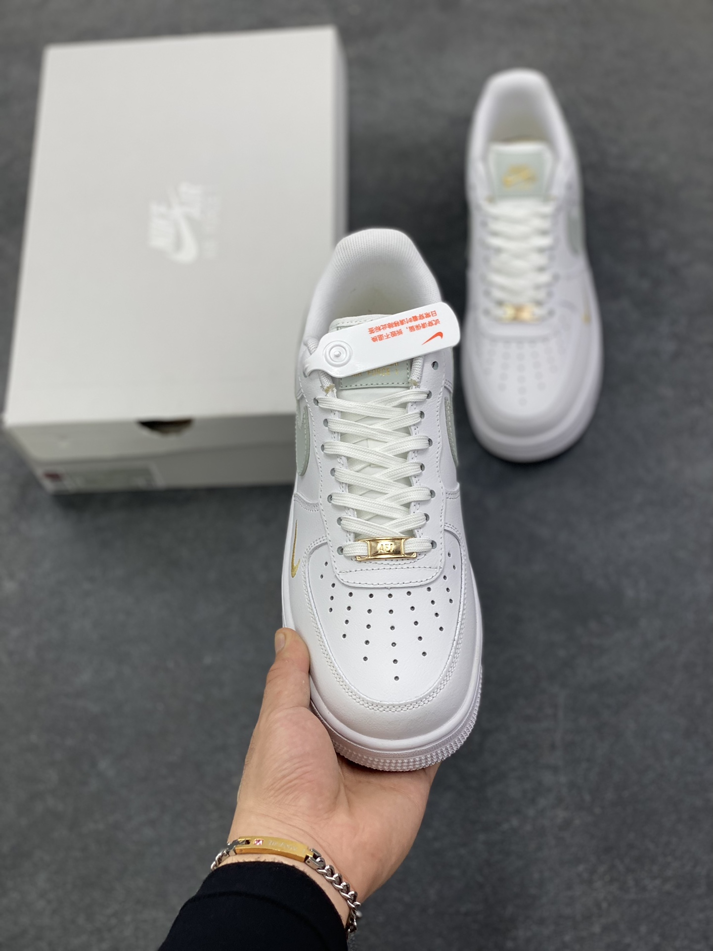 图片[2]-福利特价 Air Force 1 Nike Low 灰绿小双勾 原楦头原纸板 打造纯正空军版型 专注外贸渠道 全掌内置蜂窝气垫 #原盒配件 原厂中底钢印、拉帮完美 货号：CZ0270-106 尺码：36 36.5 37.5 38 38.5 39 40 40.5 41 42 42.5 43 44 44.5 45-选品中心