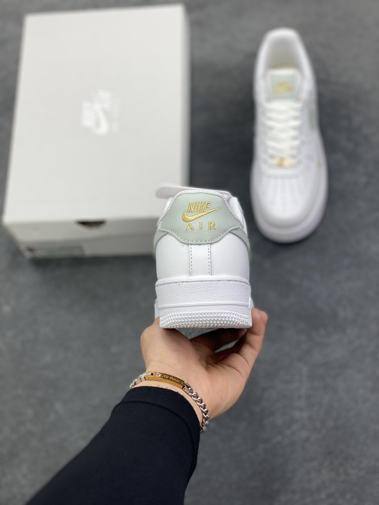 图片[4]-福利特价 Air Force 1 Nike Low 灰绿小双勾 原楦头原纸板 打造纯正空军版型 专注外贸渠道 全掌内置蜂窝气垫 #原盒配件 原厂中底钢印、拉帮完美 货号：CZ0270-106 尺码：36 36.5 37.5 38 38.5 39 40 40.5 41 42 42.5 43 44 44.5 45-选品中心